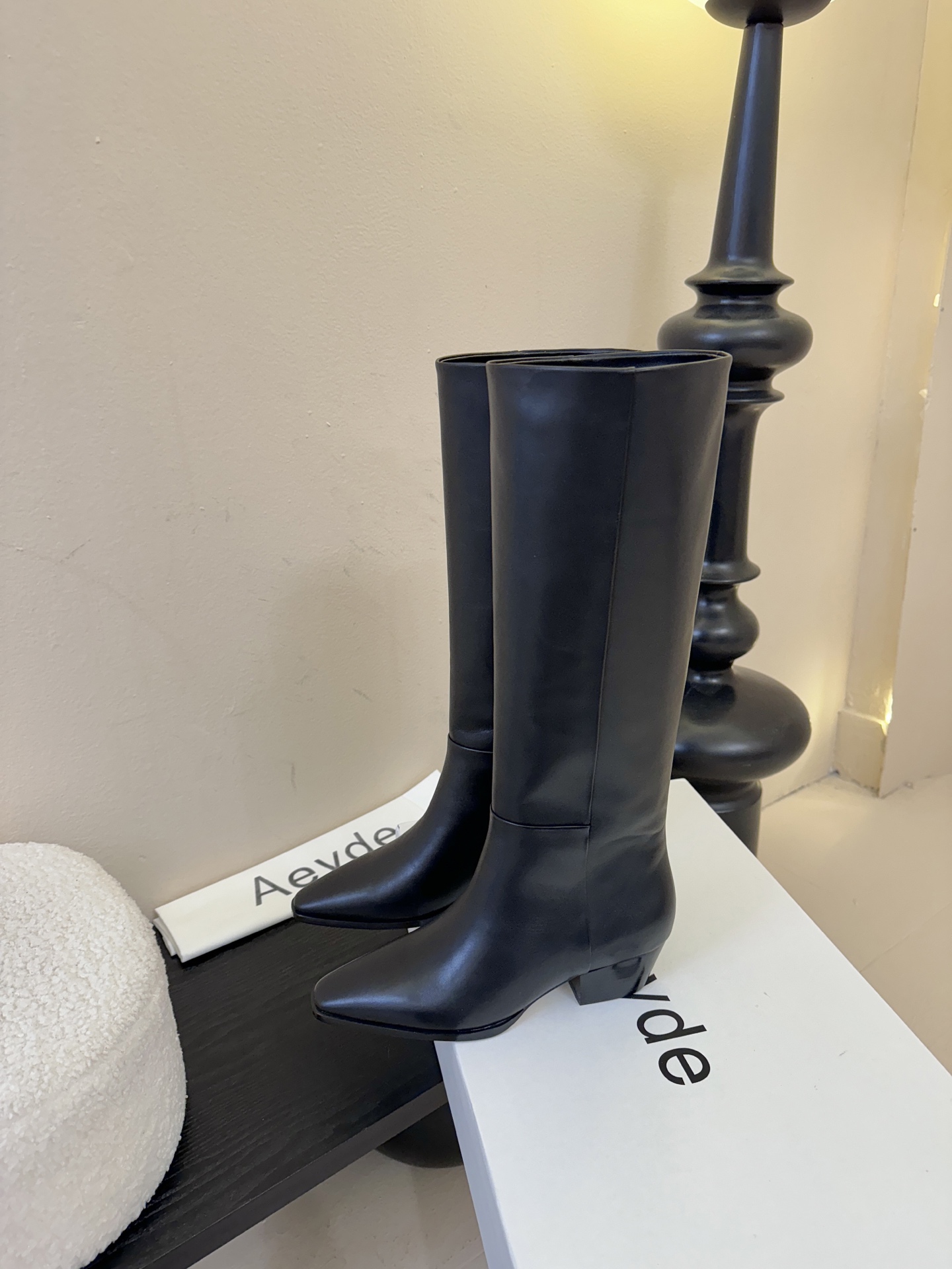 Aeyde 新款骑士长靴 超好穿的版型 非常修饰腿型 上脚实在泰酷辣 冬天搭配大衣气场十足 靴筒柔软穿着