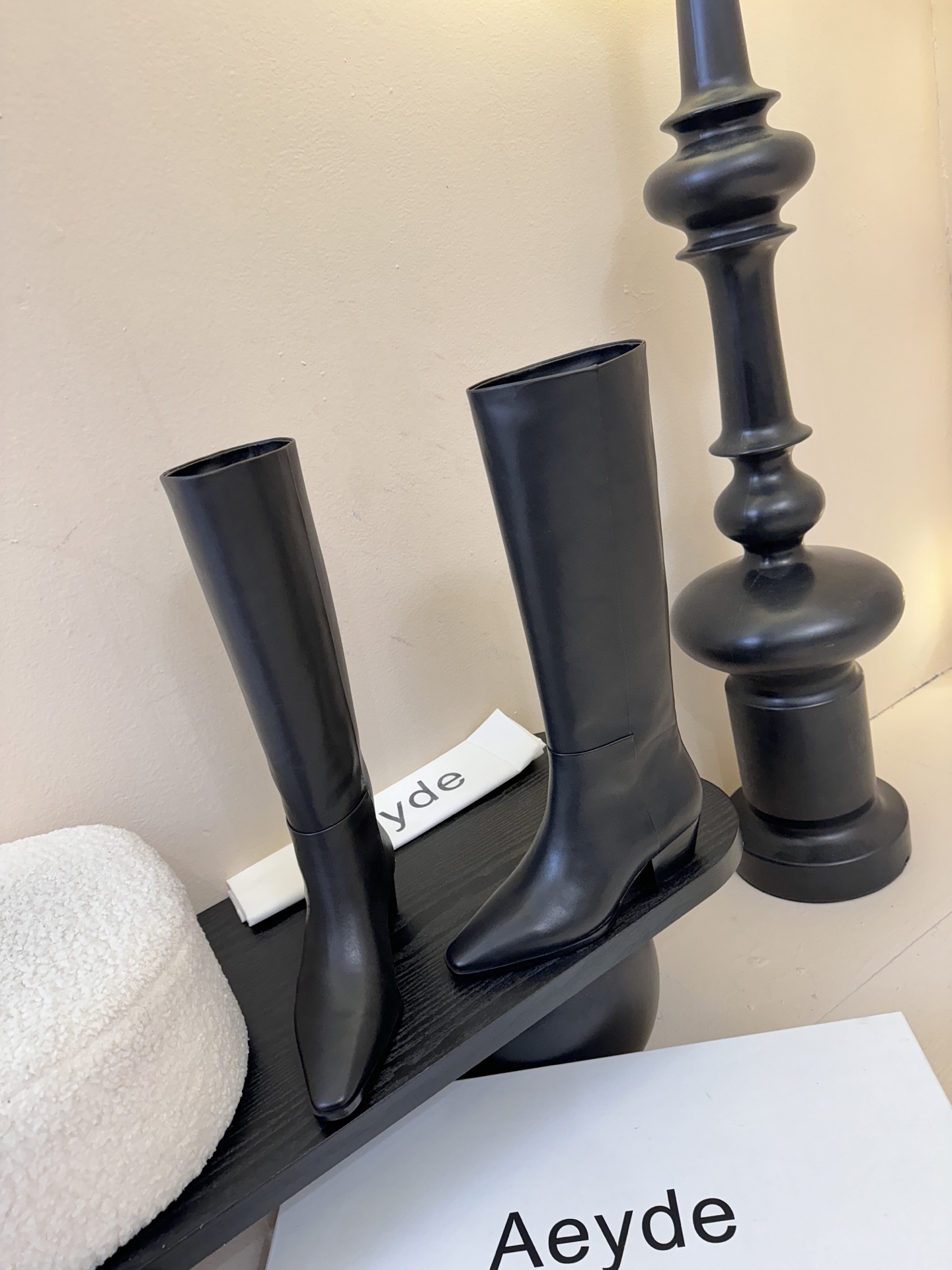 Aeyde 新款骑士长靴 超好穿的版型 非常修饰腿型 上脚实在泰酷辣 冬天搭配大衣气场十足 靴筒柔软穿着