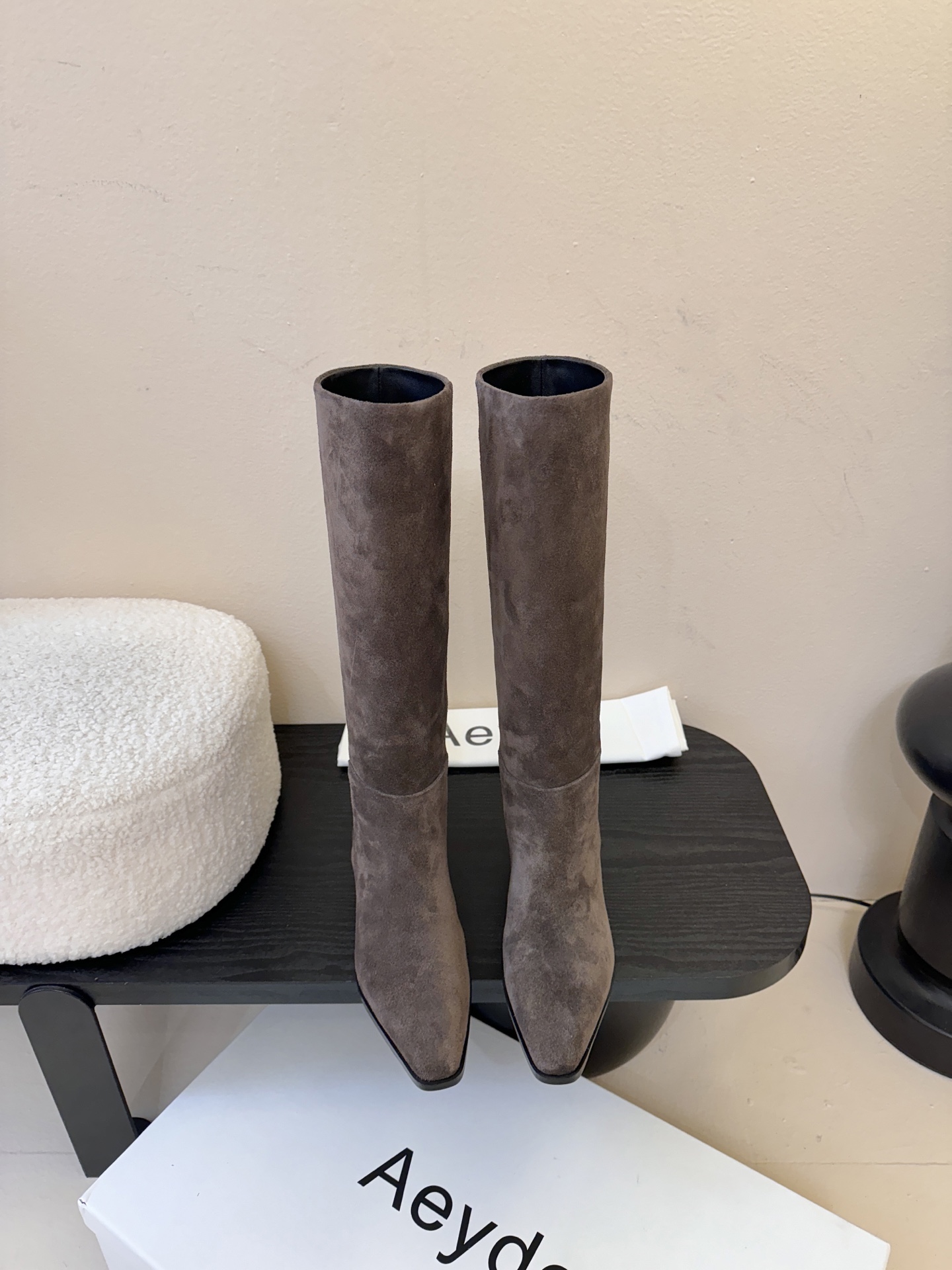 Aeyde 新款骑士长靴 超好穿的版型 非常修饰腿型 上脚实在泰酷辣 冬天搭配大衣气场十足 靴筒柔软穿着