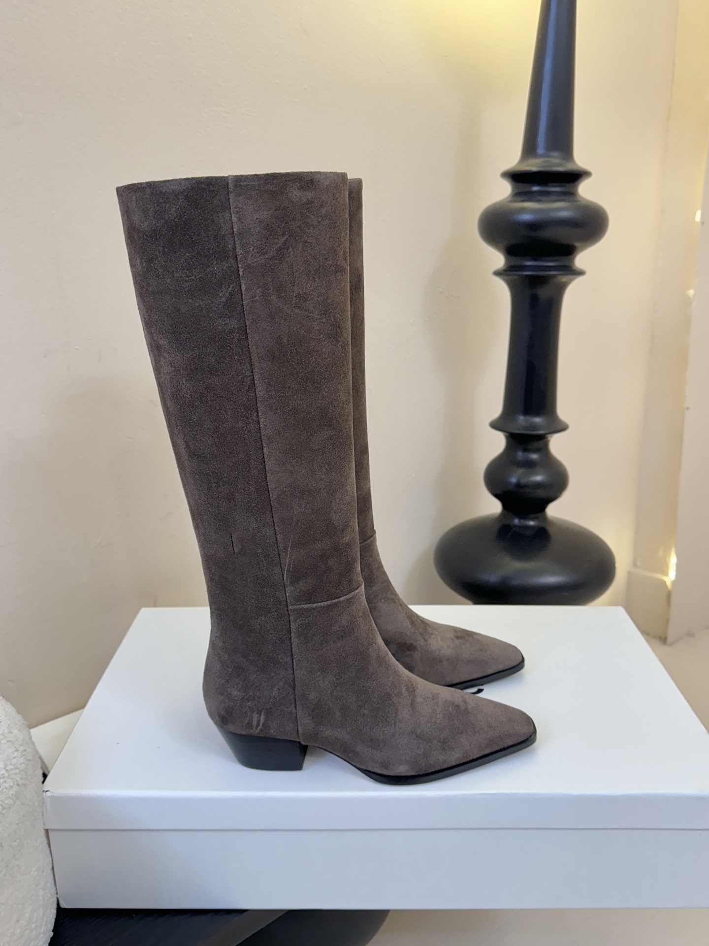 Aeyde 新款骑士长靴 超好穿的版型 非常修饰腿型 上脚实在泰酷辣 冬天搭配大衣气场十足 靴筒柔软穿着