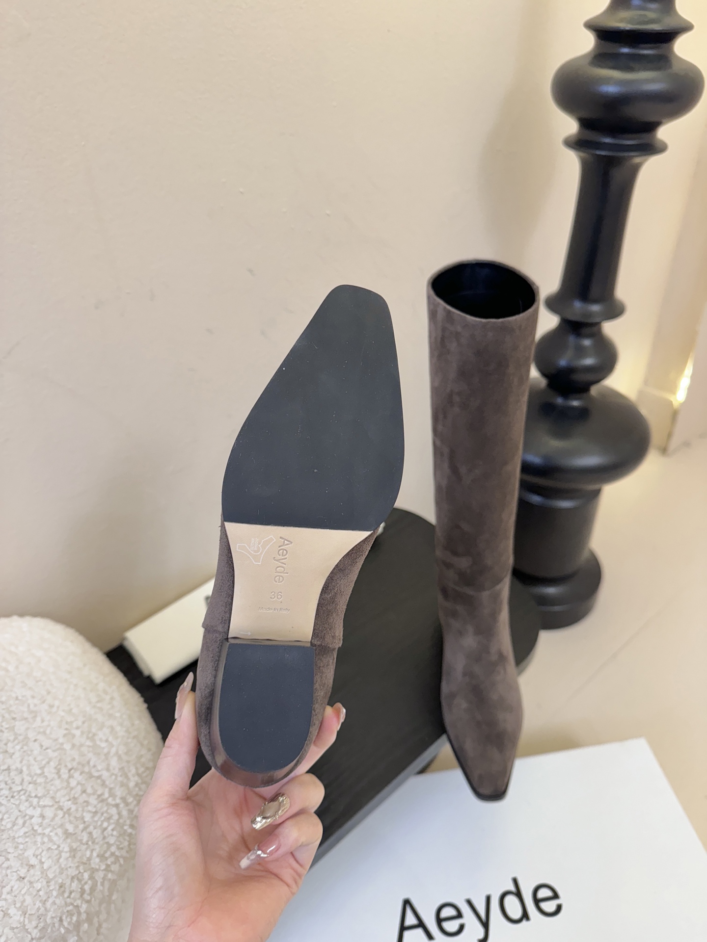 Aeyde 新款骑士长靴 超好穿的版型 非常修饰腿型 上脚实在泰酷辣 冬天搭配大衣气场十足 靴筒柔软穿着