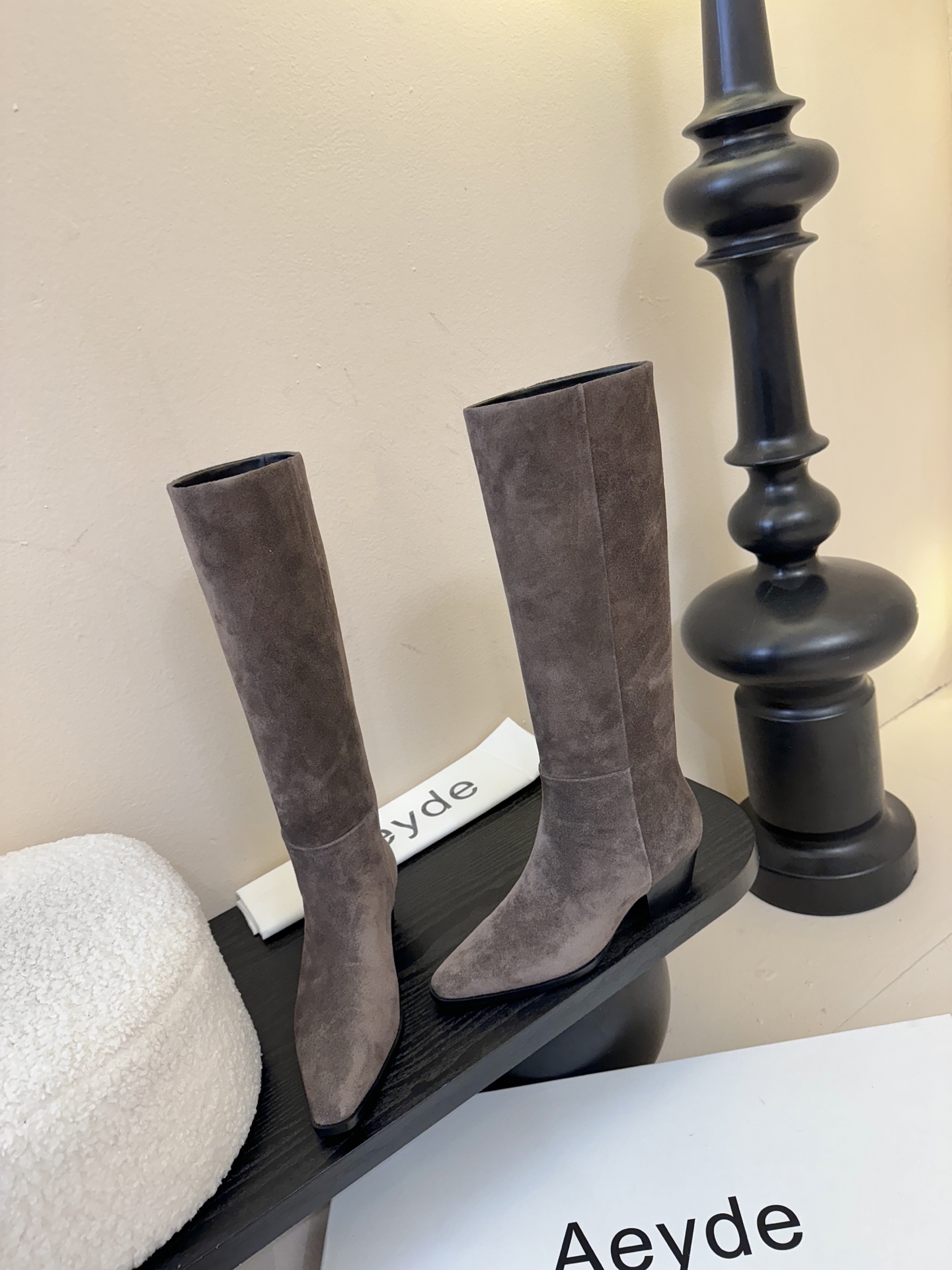 Aeyde 新款骑士长靴 超好穿的版型 非常修饰腿型 上脚实在泰酷辣 冬天搭配大衣气场十足 靴筒柔软穿着