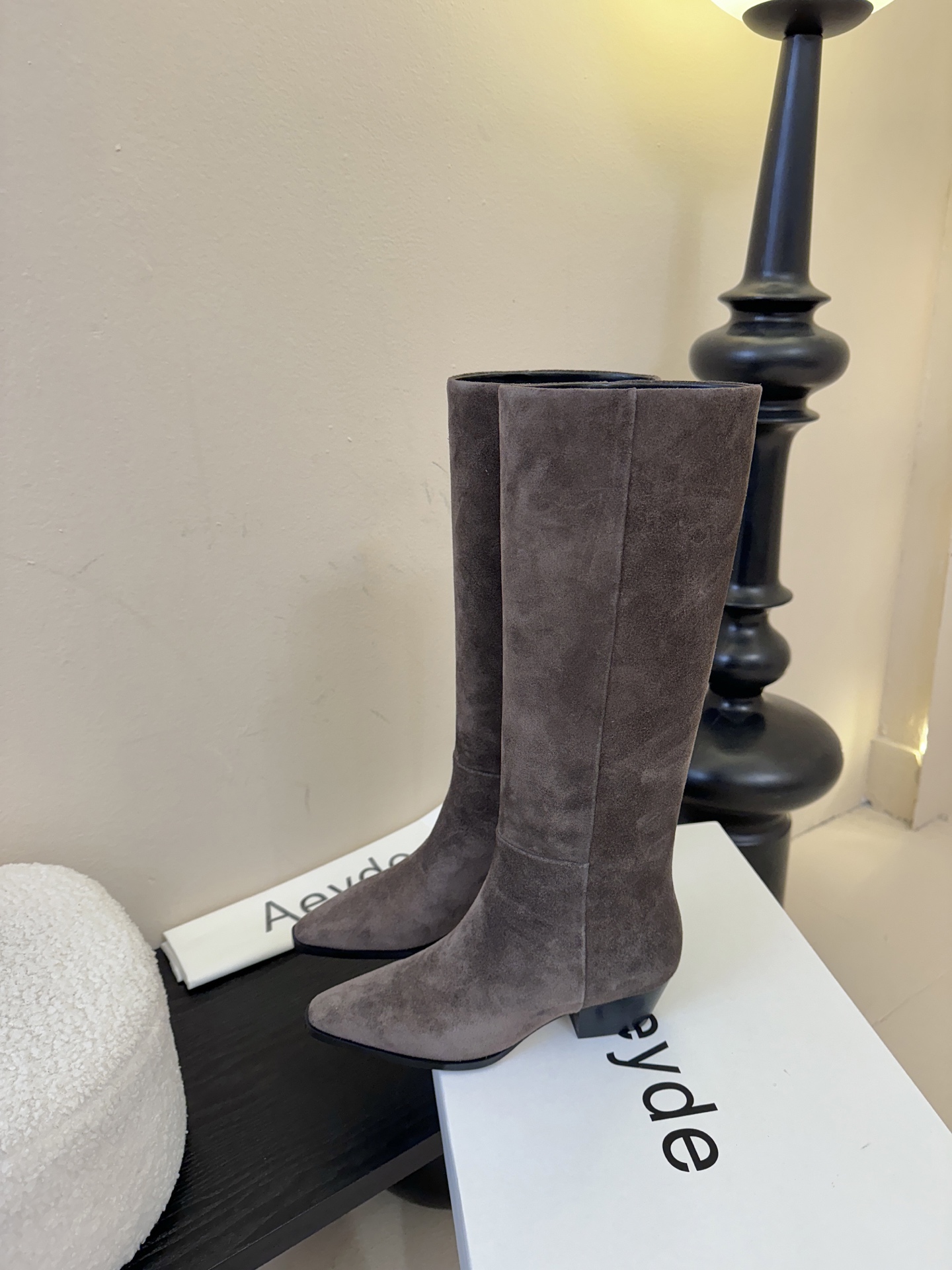 Aeyde 新款骑士长靴 超好穿的版型 非常修饰腿型 上脚实在泰酷辣 冬天搭配大衣气场十足 靴筒柔软穿着