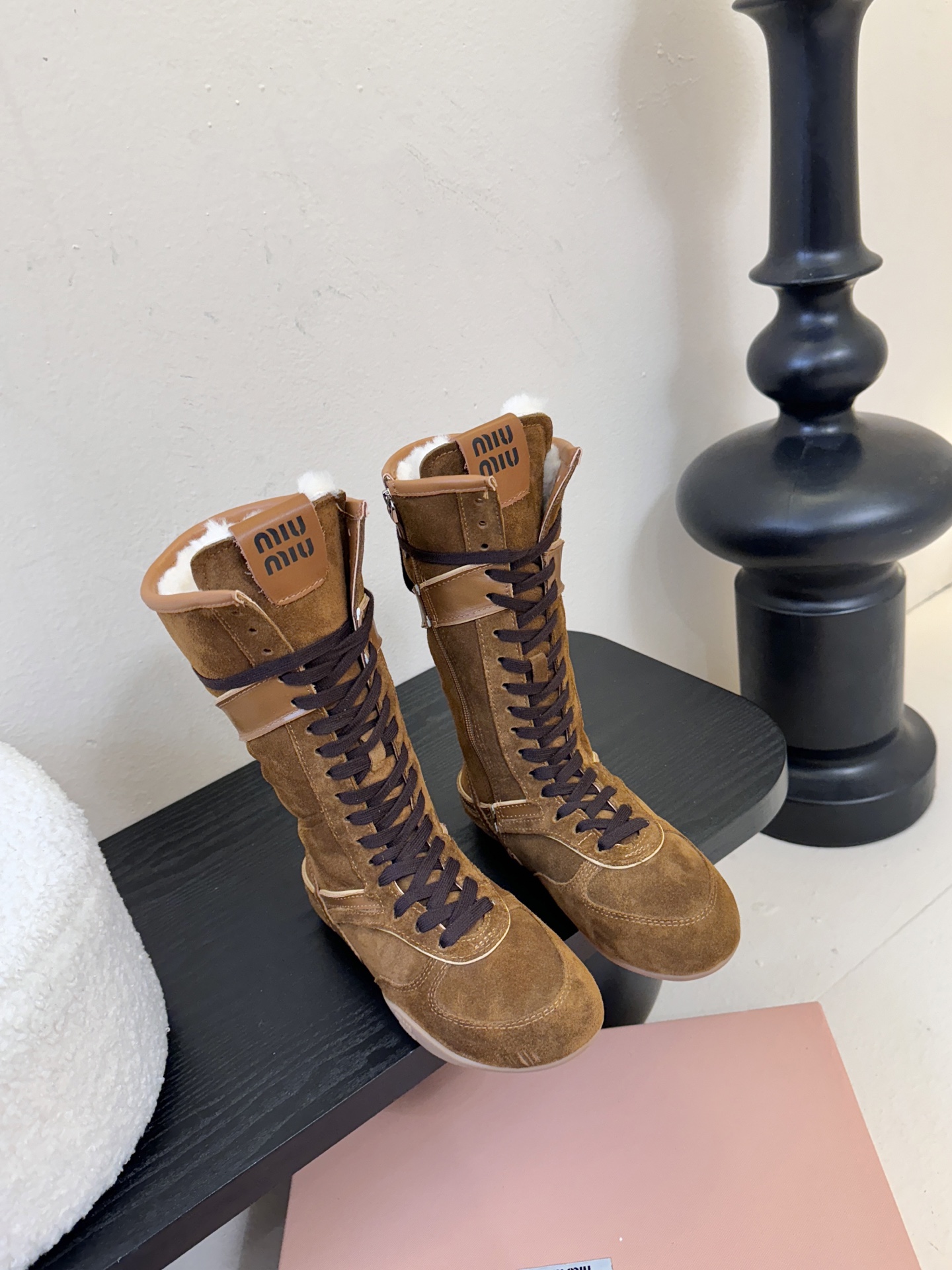 miumiu25秋冬新款雪地靴骑士靴造型，超轻原版开模鞋底，脚感妥妥满分好穿好搭，鞋面：进口磨砂内里：进