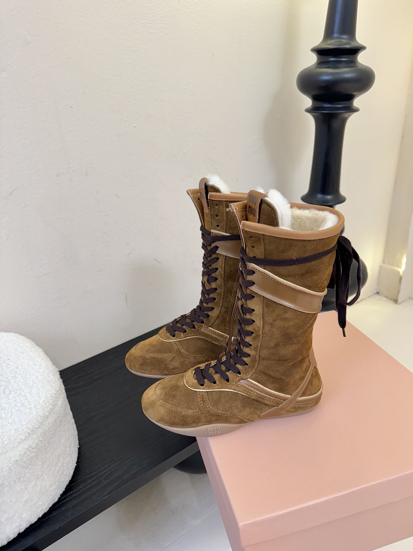 miumiu25秋冬新款雪地靴骑士靴造型，超轻原版开模鞋底，脚感妥妥满分好穿好搭，鞋面：进口磨砂内里：进