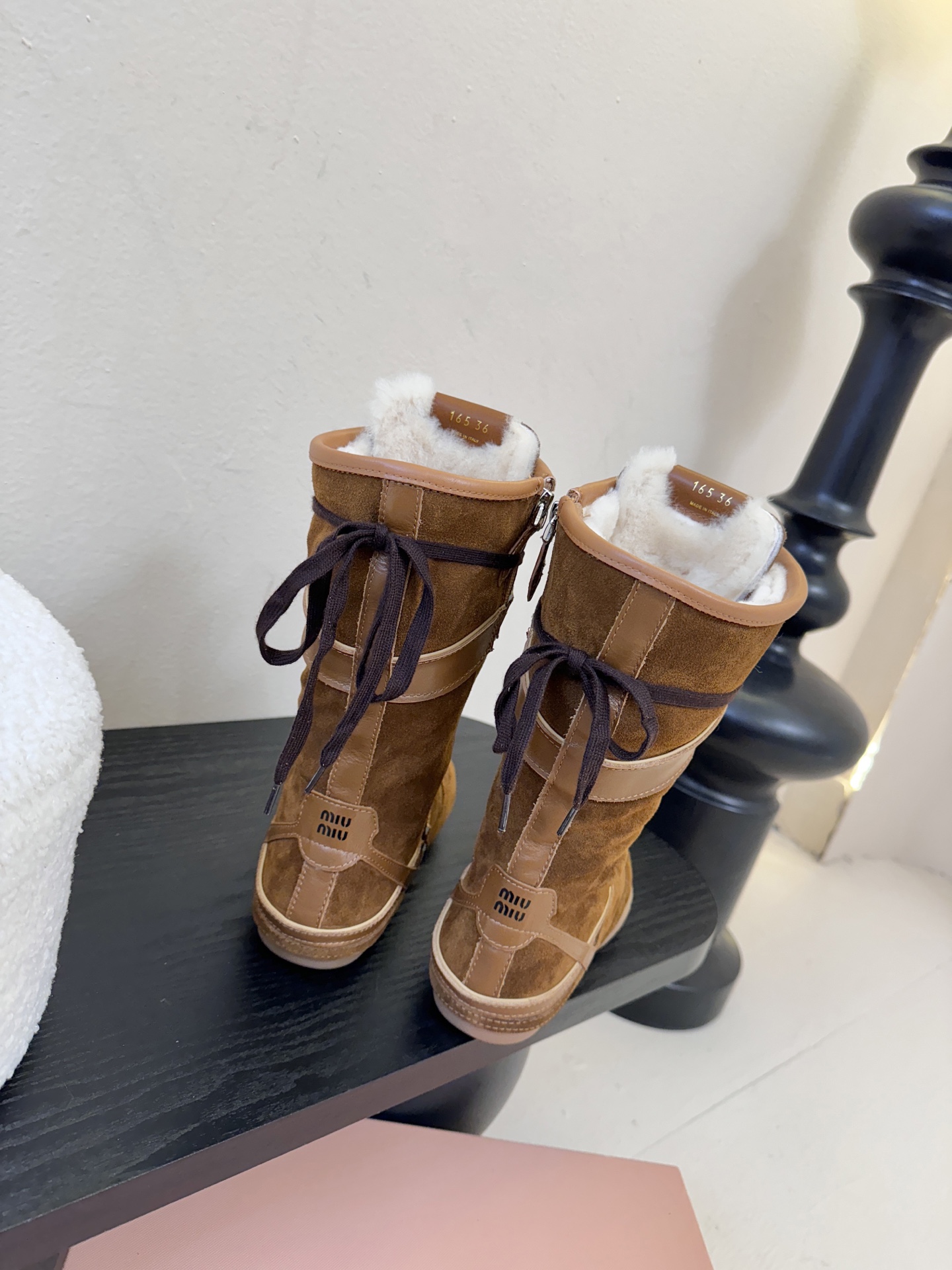 miumiu25秋冬新款雪地靴骑士靴造型，超轻原版开模鞋底，脚感妥妥满分好穿好搭，鞋面：进口磨砂内里：进
