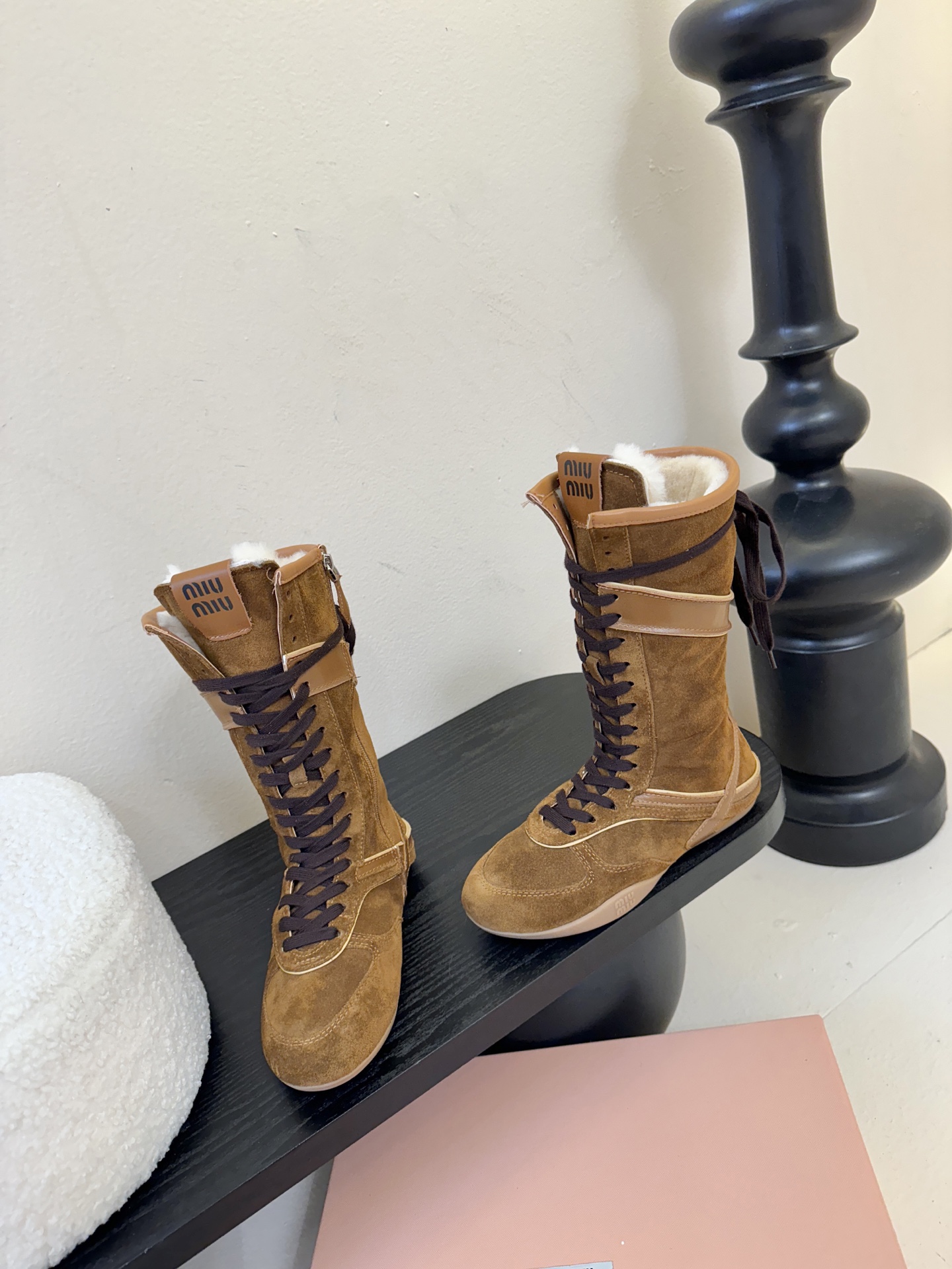 miumiu25秋冬新款雪地靴骑士靴造型，超轻原版开模鞋底，脚感妥妥满分好穿好搭，鞋面：进口磨砂内里：进