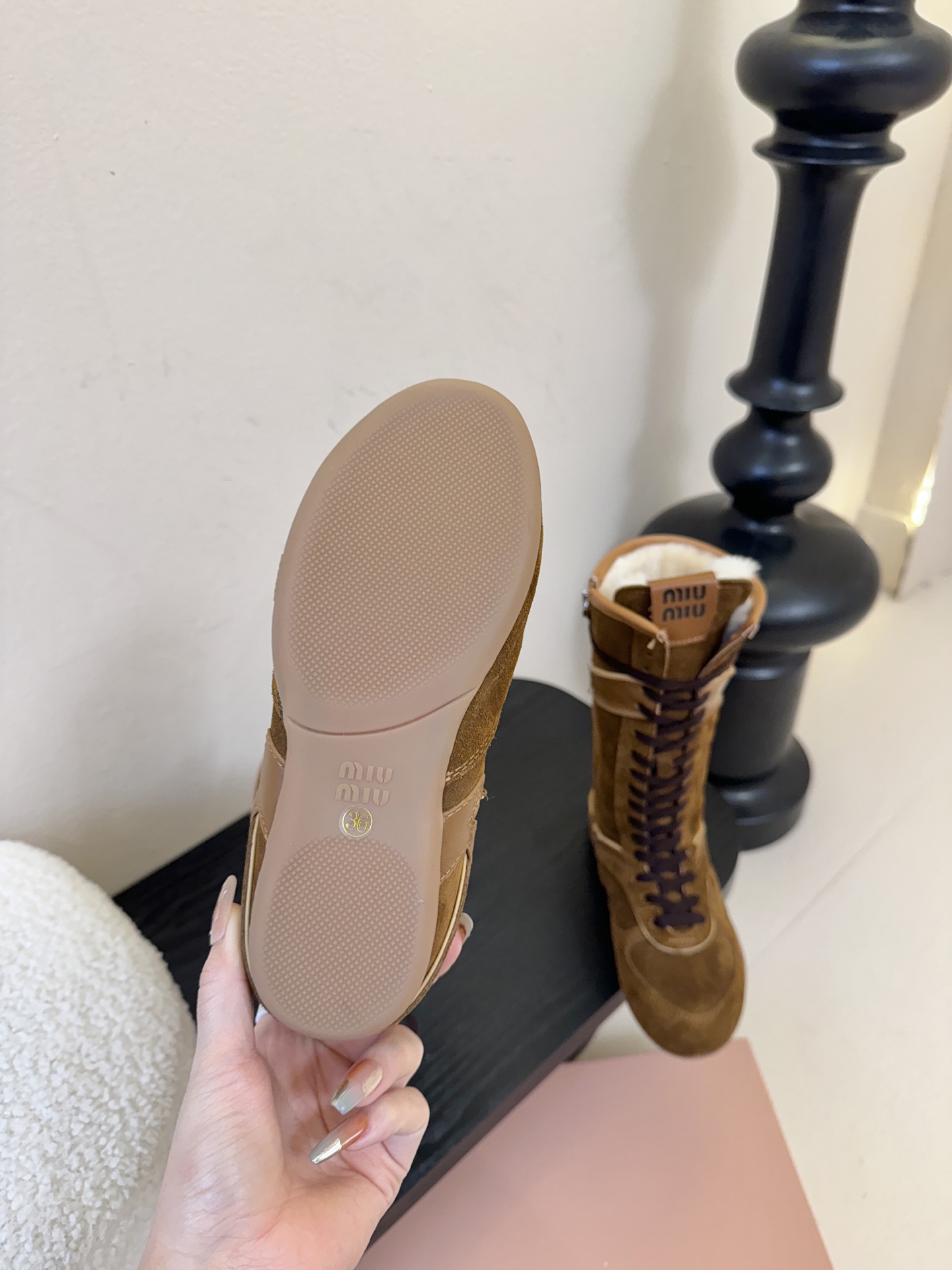 miumiu25秋冬新款雪地靴骑士靴造型，超轻原版开模鞋底，脚感妥妥满分好穿好搭，鞋面：进口磨砂内里：进