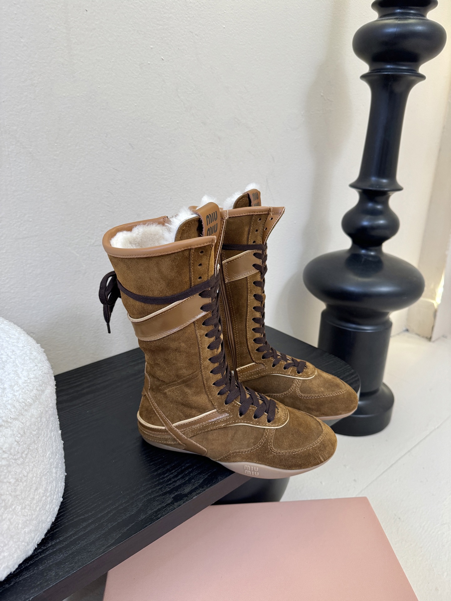 miumiu25秋冬新款雪地靴骑士靴造型，超轻原版开模鞋底，脚感妥妥满分好穿好搭，鞋面：进口磨砂内里：进