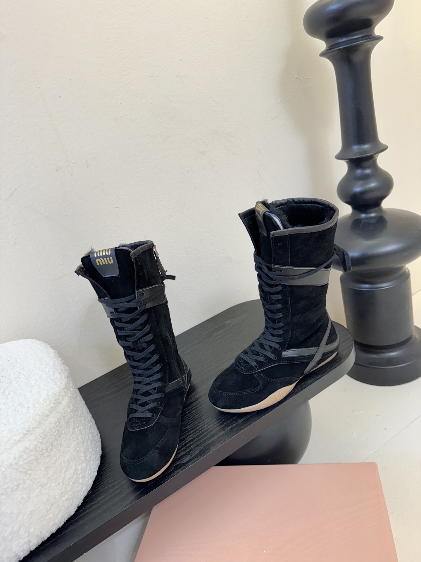 miumiu25秋冬新款雪地靴骑士靴造型，超轻原版开模鞋底，脚感妥妥满分好穿好搭，鞋面：进口磨砂内里：进