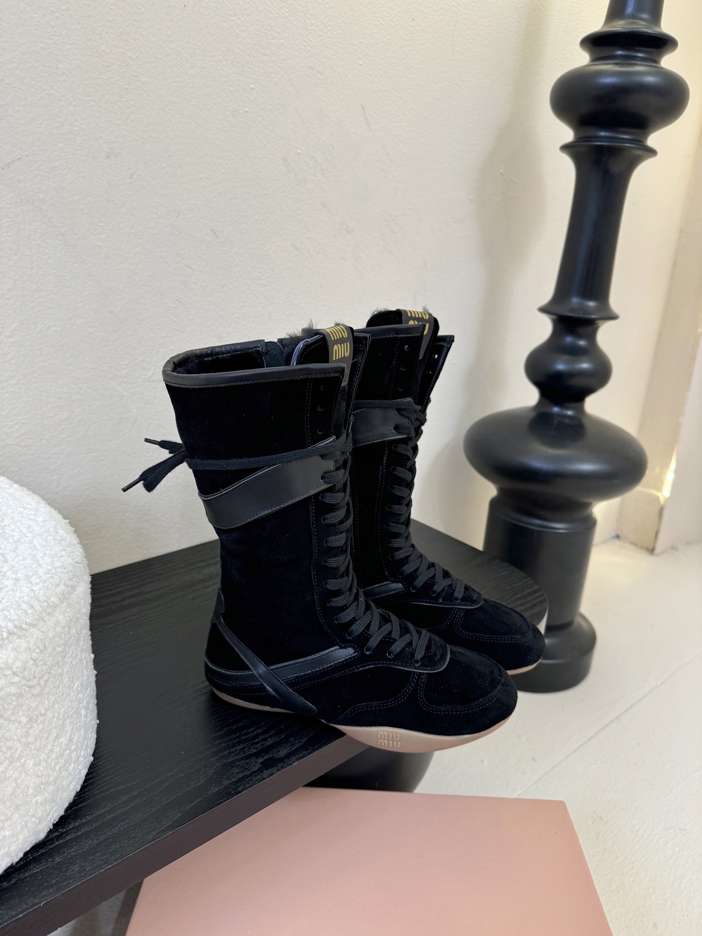 miumiu25秋冬新款雪地靴骑士靴造型，超轻原版开模鞋底，脚感妥妥满分好穿好搭，鞋面：进口磨砂内里：进