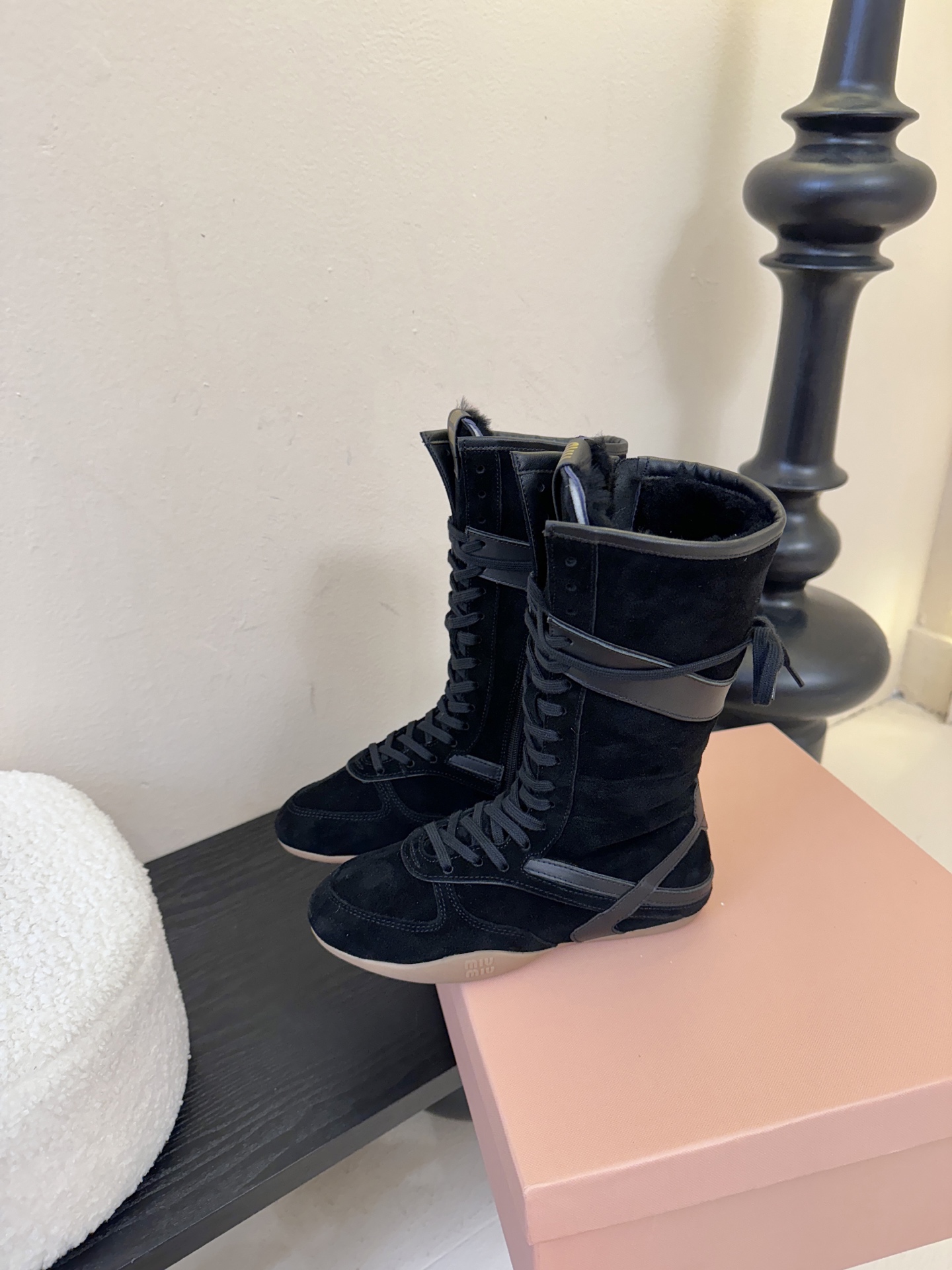 miumiu25秋冬新款雪地靴骑士靴造型，超轻原版开模鞋底，脚感妥妥满分好穿好搭，鞋面：进口磨砂内里：进