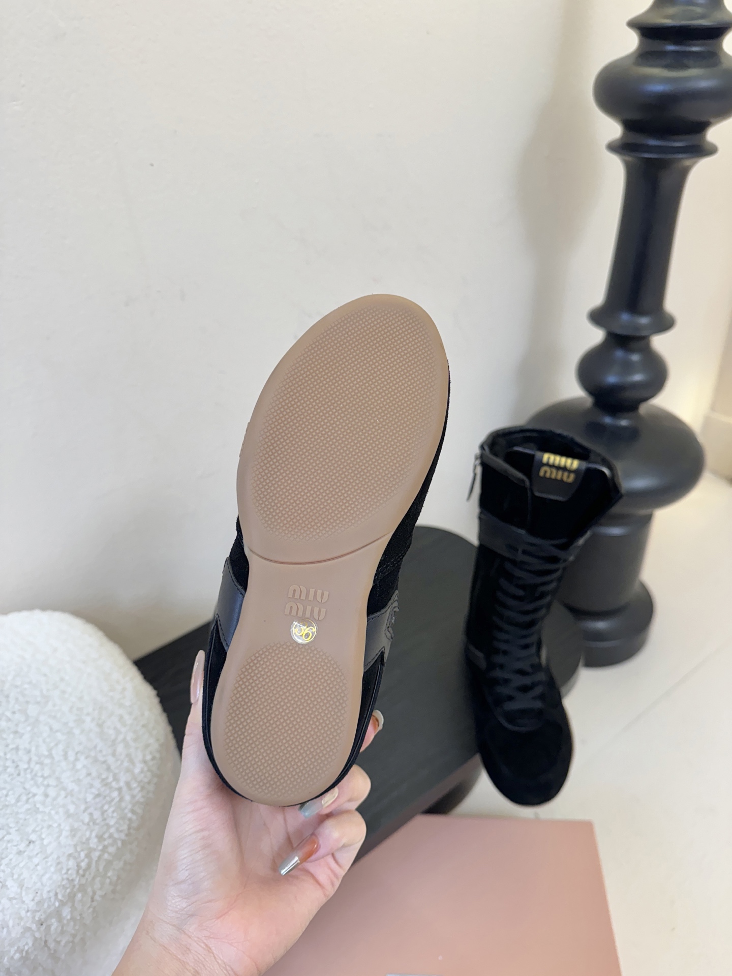 miumiu25秋冬新款雪地靴骑士靴造型，超轻原版开模鞋底，脚感妥妥满分好穿好搭，鞋面：进口磨砂内里：进