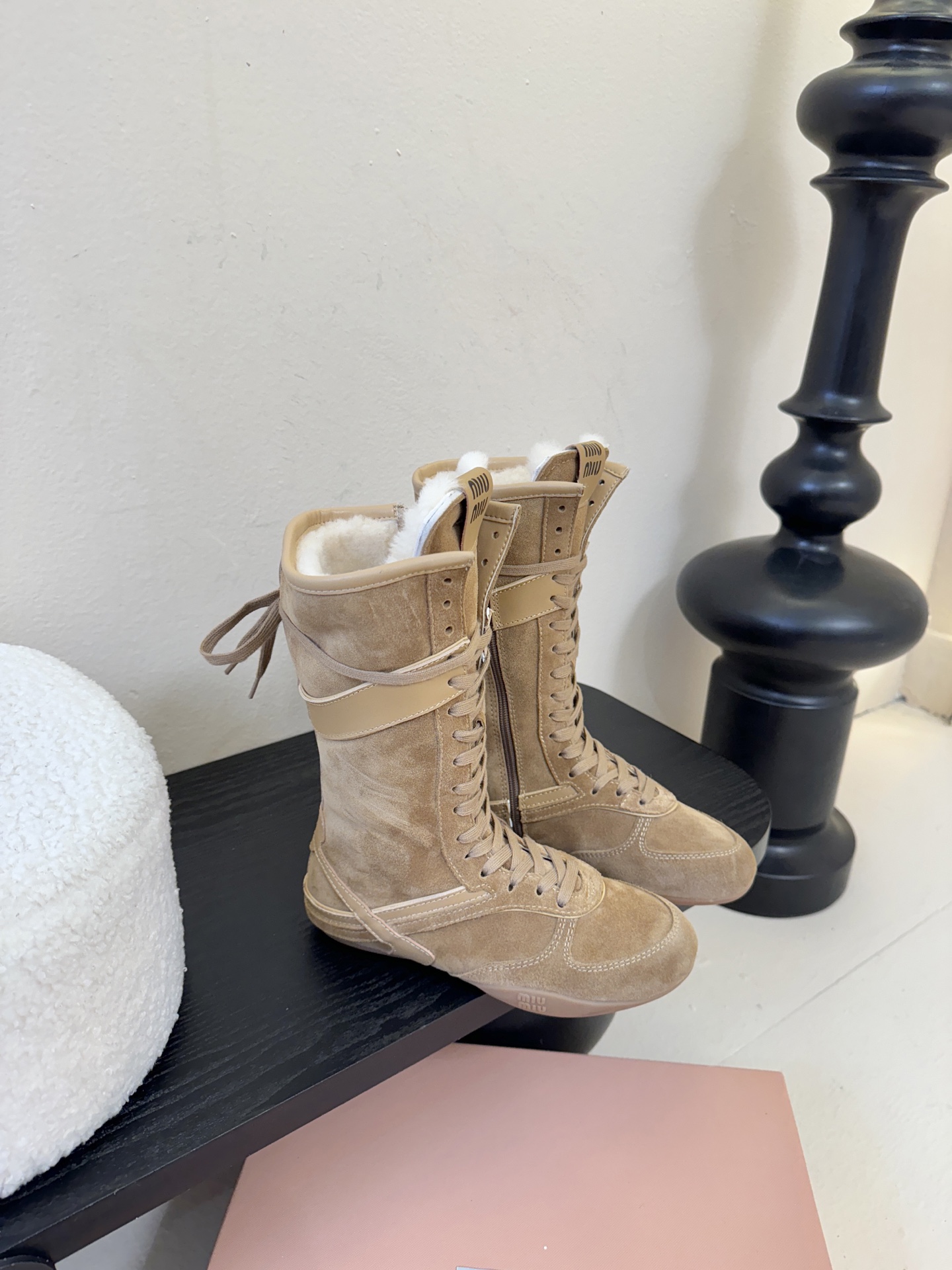 miumiu25秋冬新款雪地靴骑士靴造型，超轻原版开模鞋底，脚感妥妥满分好穿好搭，鞋面：进口磨砂内里：进