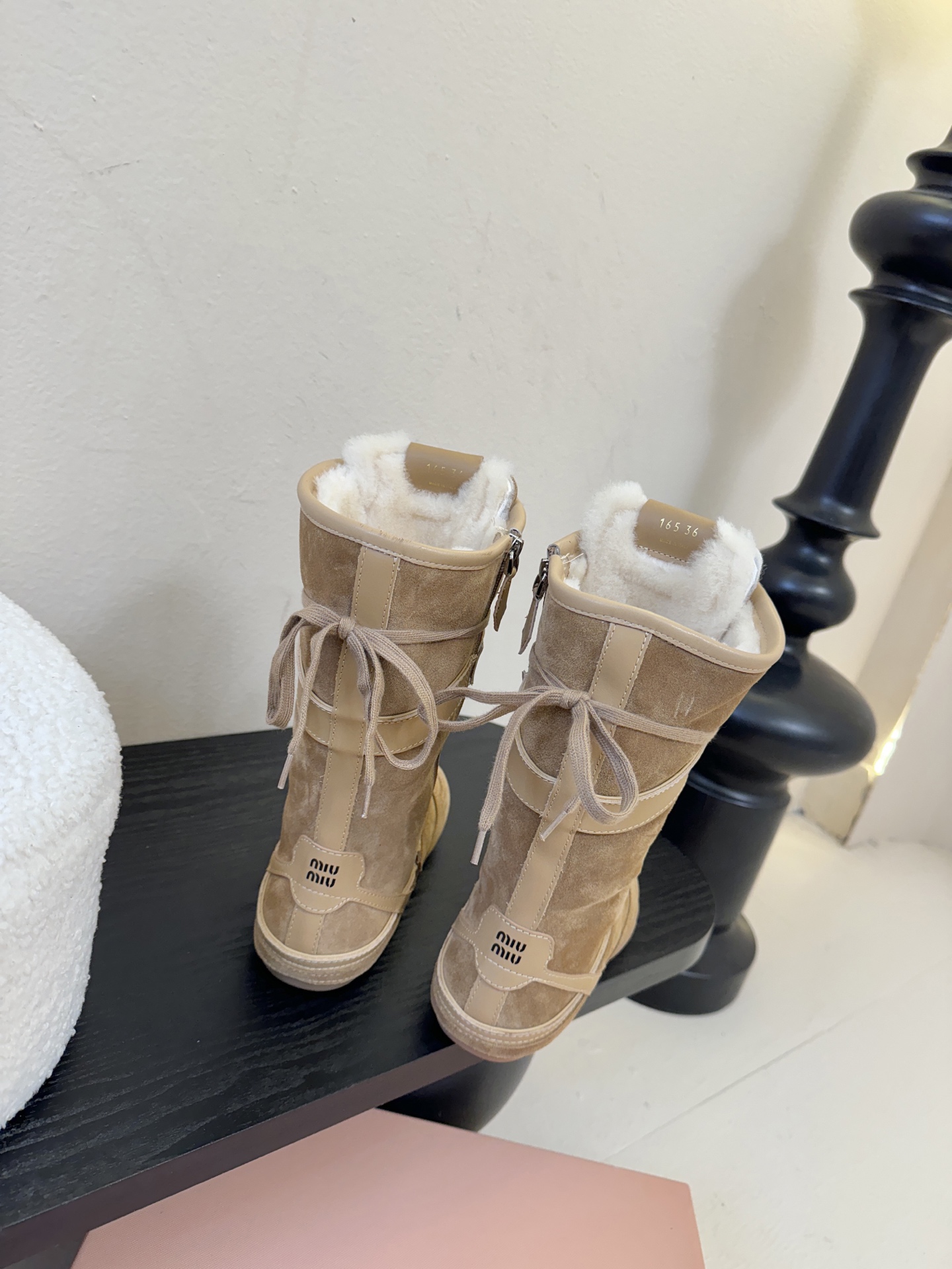 miumiu25秋冬新款雪地靴骑士靴造型，超轻原版开模鞋底，脚感妥妥满分好穿好搭，鞋面：进口磨砂内里：进