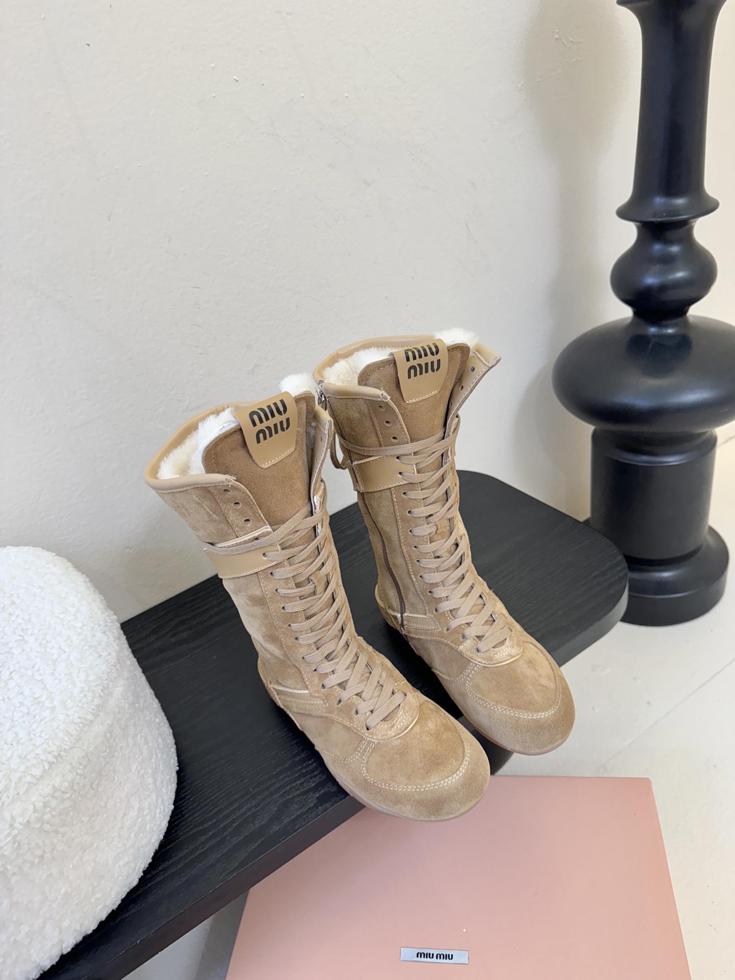 miumiu25秋冬新款雪地靴骑士靴造型，超轻原版开模鞋底，脚感妥妥满分好穿好搭，鞋面：进口磨砂内里：进