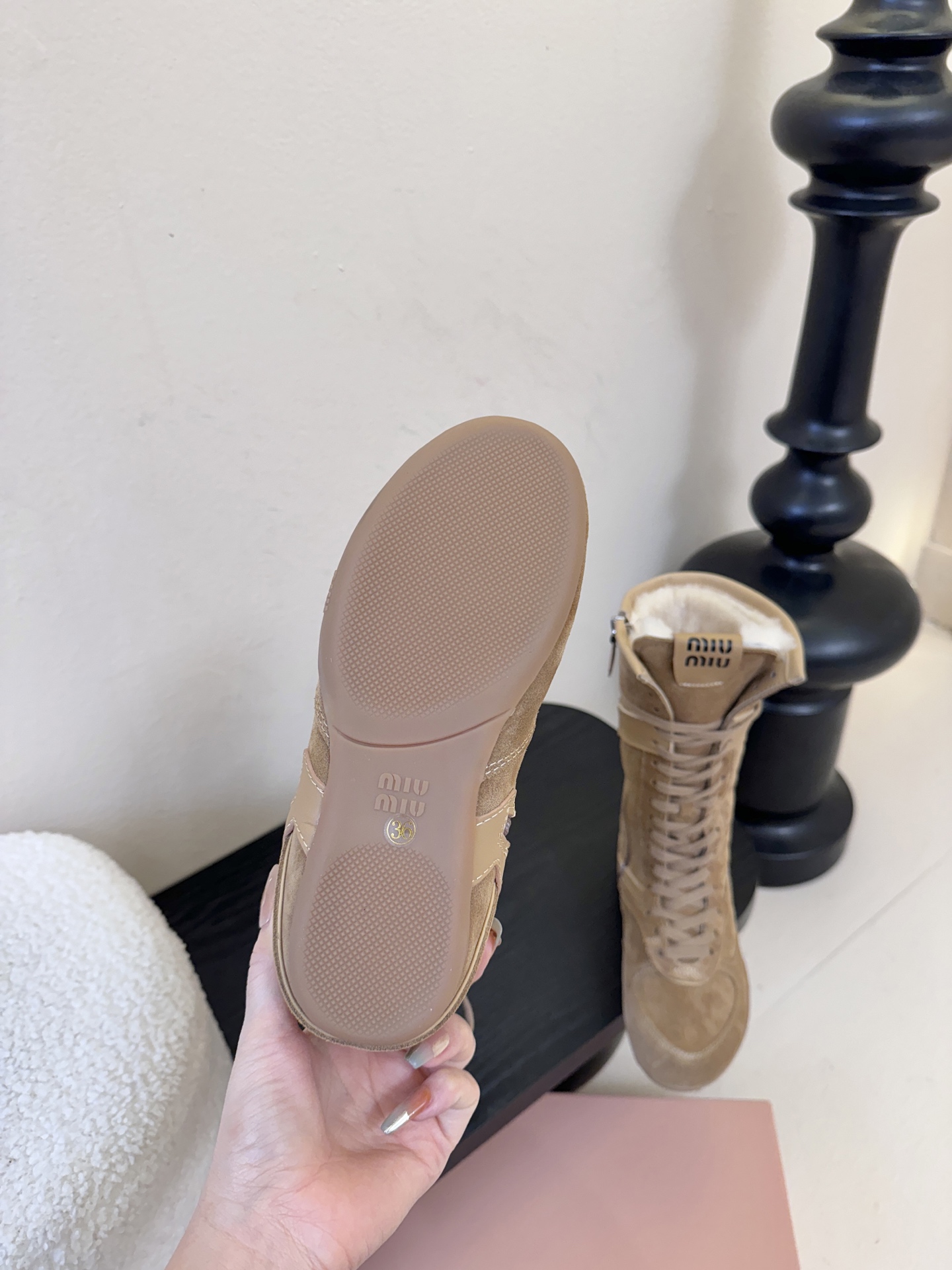 miumiu25秋冬新款雪地靴骑士靴造型，超轻原版开模鞋底，脚感妥妥满分好穿好搭，鞋面：进口磨砂内里：进