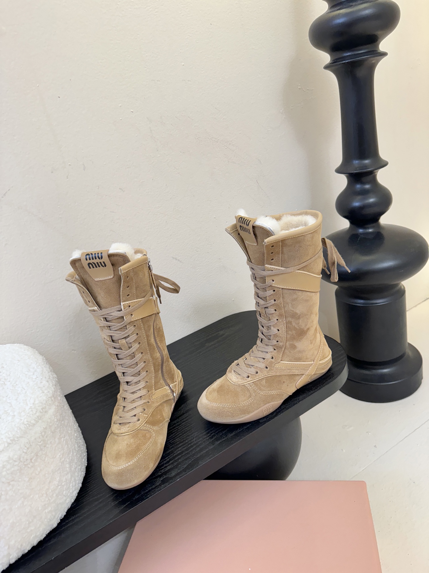 miumiu25秋冬新款雪地靴骑士靴造型，超轻原版开模鞋底，脚感妥妥满分好穿好搭，鞋面：进口磨砂内里：进