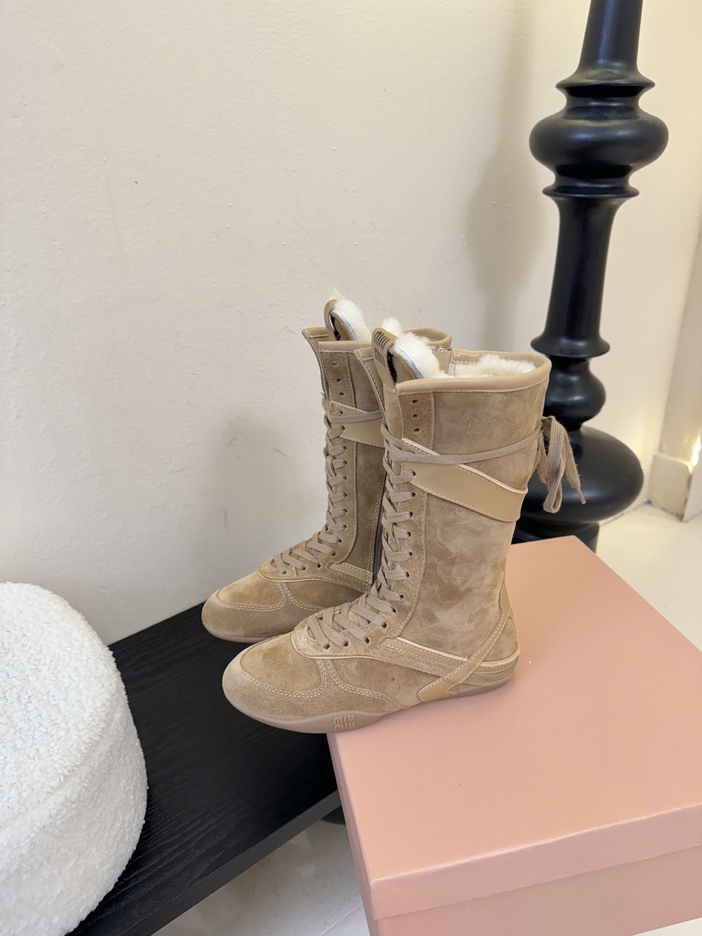 miumiu25秋冬新款雪地靴骑士靴造型，超轻原版开模鞋底，脚感妥妥满分好穿好搭，鞋面：进口磨砂内里：进