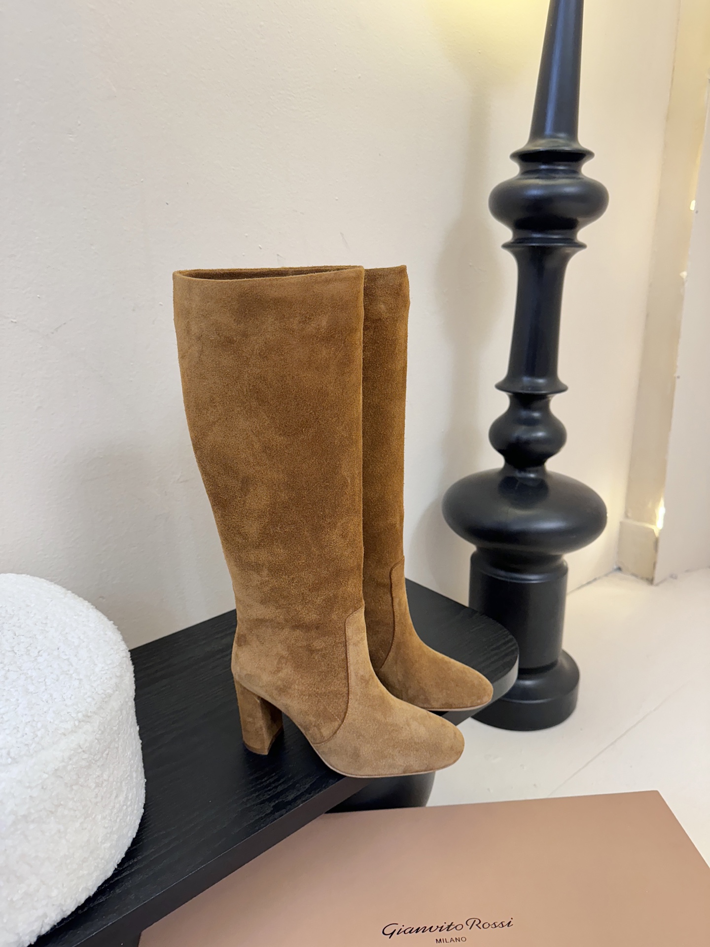 Gianvito Ross*复古麂皮低粗跟堆堆靴采用绒面革材质，质感细腻，呈现出高级的哑光效果，且不同颜