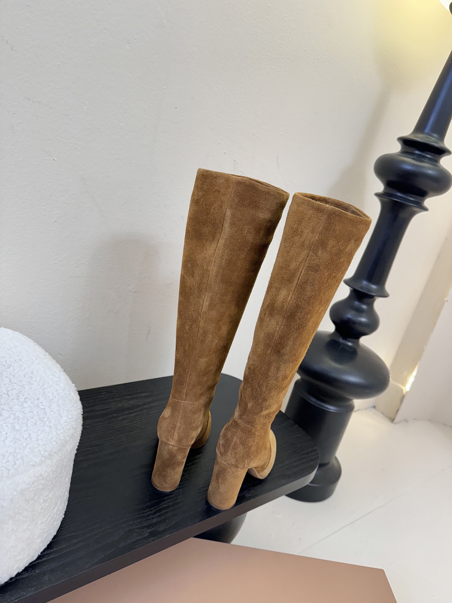 Gianvito Ross*复古麂皮低粗跟堆堆靴采用绒面革材质，质感细腻，呈现出高级的哑光效果，且不同颜