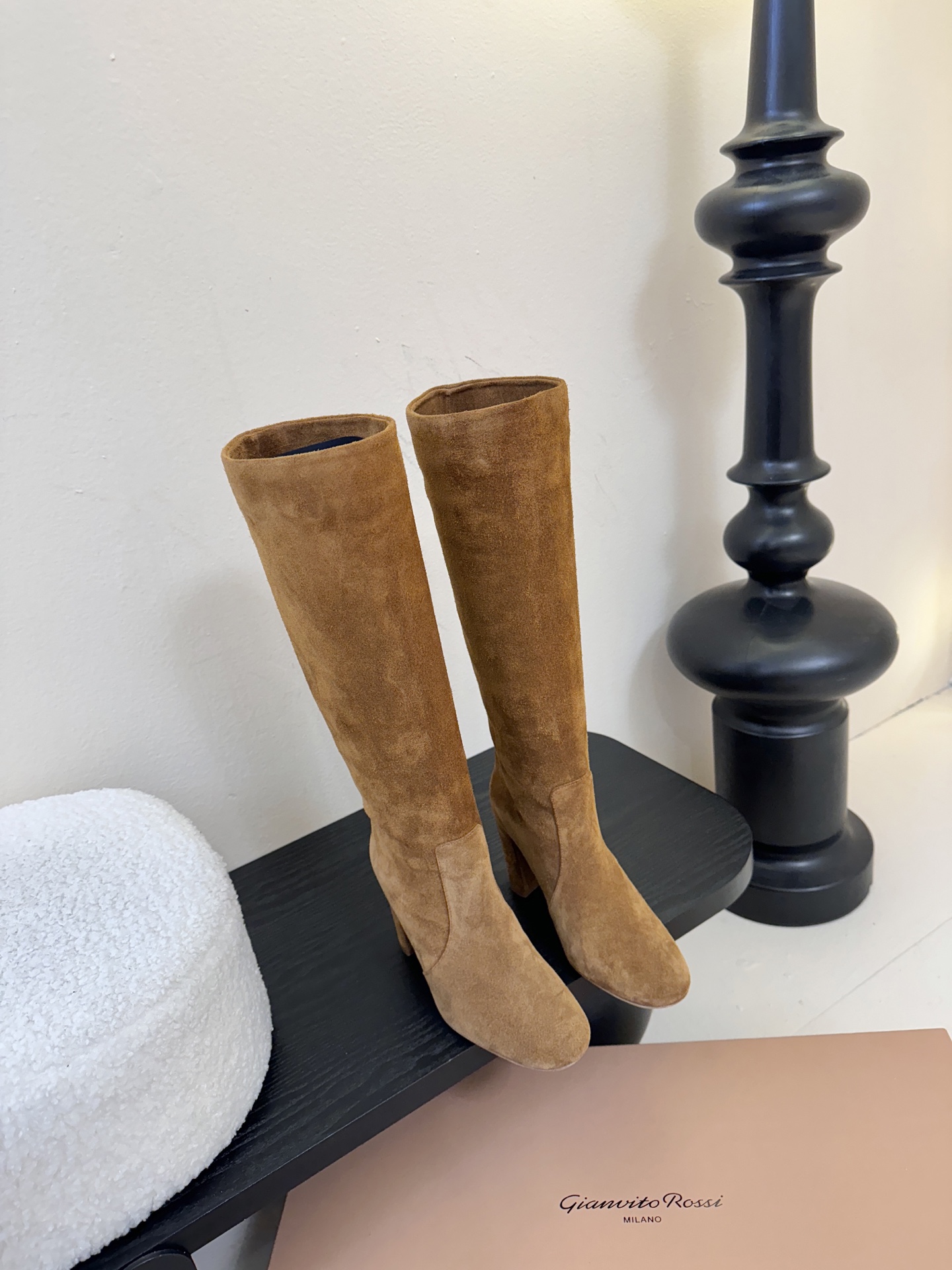 Gianvito Ross*复古麂皮低粗跟堆堆靴采用绒面革材质，质感细腻，呈现出高级的哑光效果，且不同颜