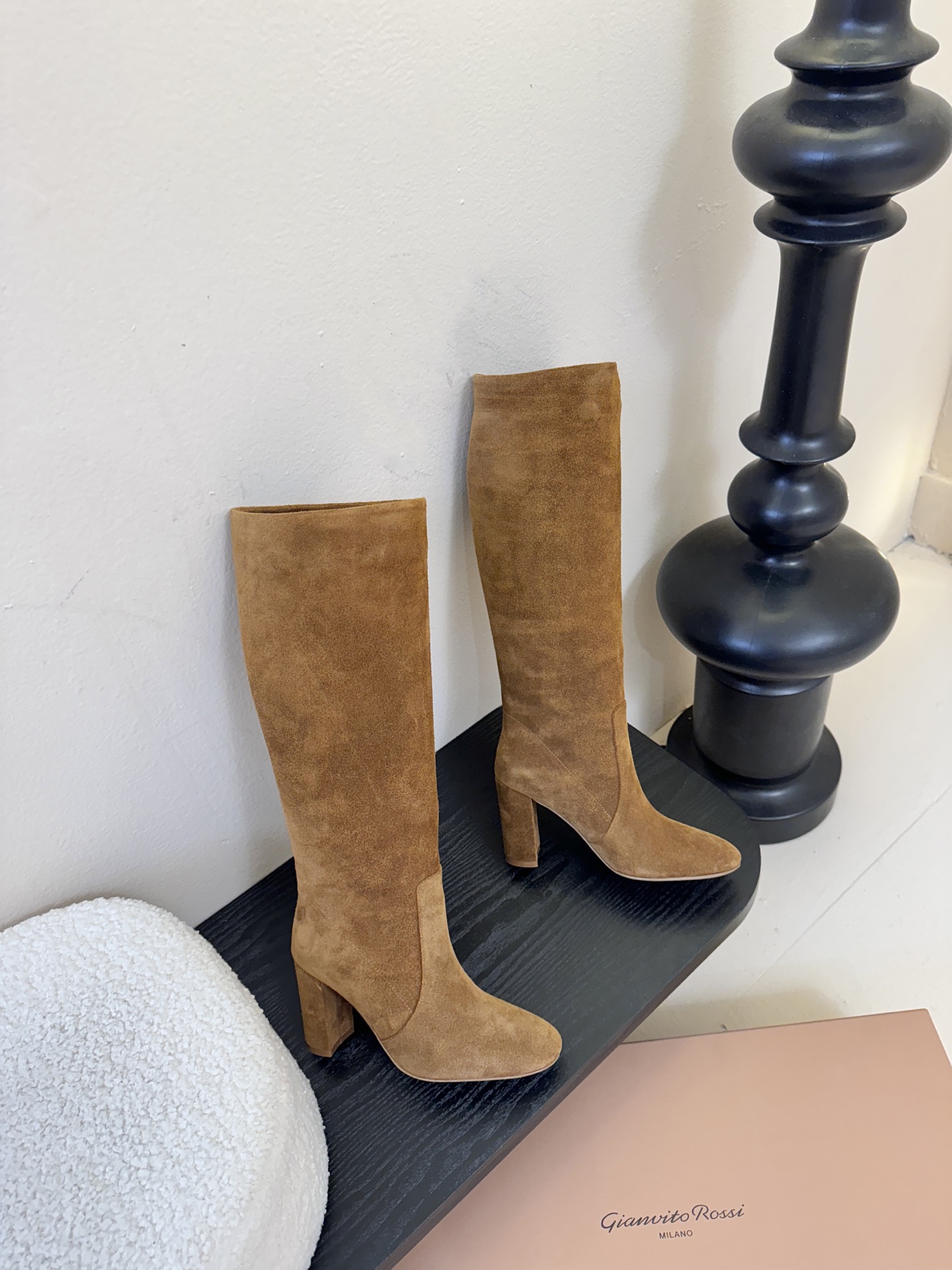 Gianvito Ross*复古麂皮低粗跟堆堆靴采用绒面革材质，质感细腻，呈现出高级的哑光效果，且不同颜