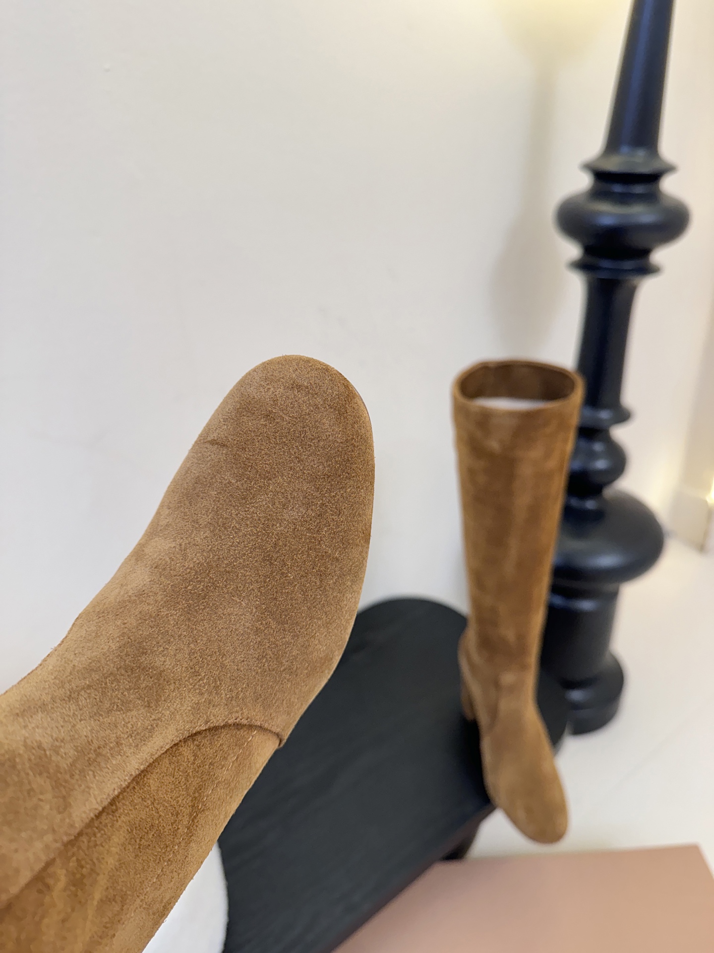 Gianvito Ross*复古麂皮低粗跟堆堆靴采用绒面革材质，质感细腻，呈现出高级的哑光效果，且不同颜