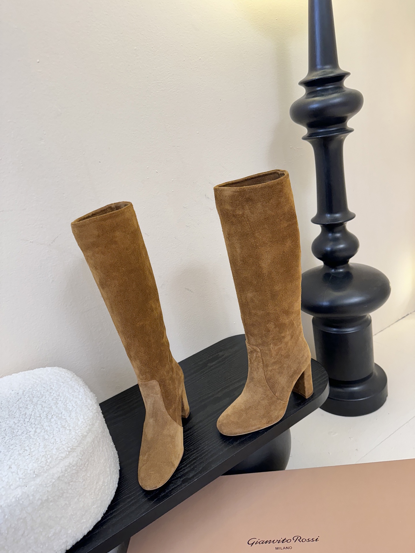 Gianvito Ross*复古麂皮低粗跟堆堆靴采用绒面革材质，质感细腻，呈现出高级的哑光效果，且不同颜