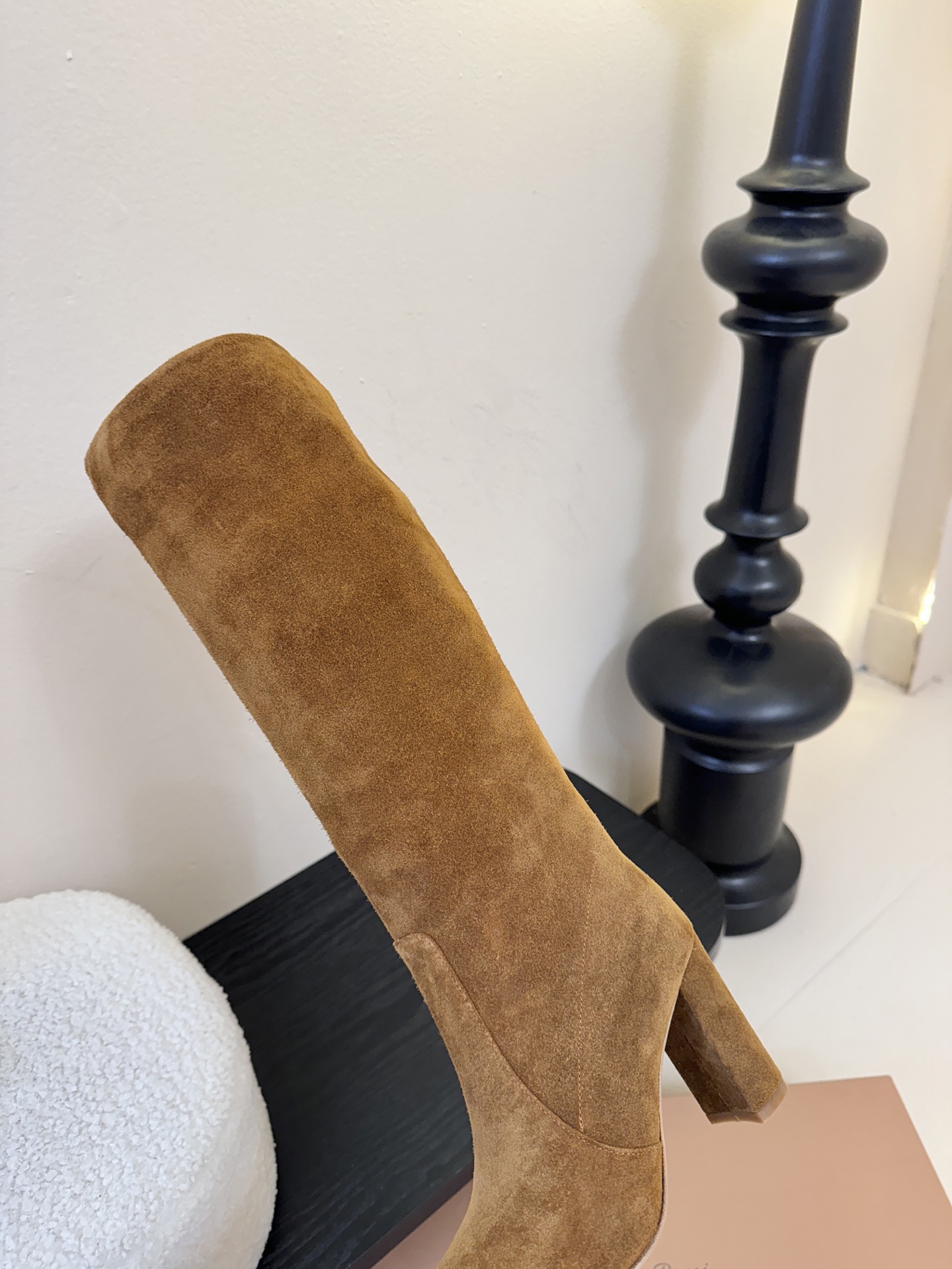 Gianvito Ross*复古麂皮低粗跟堆堆靴采用绒面革材质，质感细腻，呈现出高级的哑光效果，且不同颜