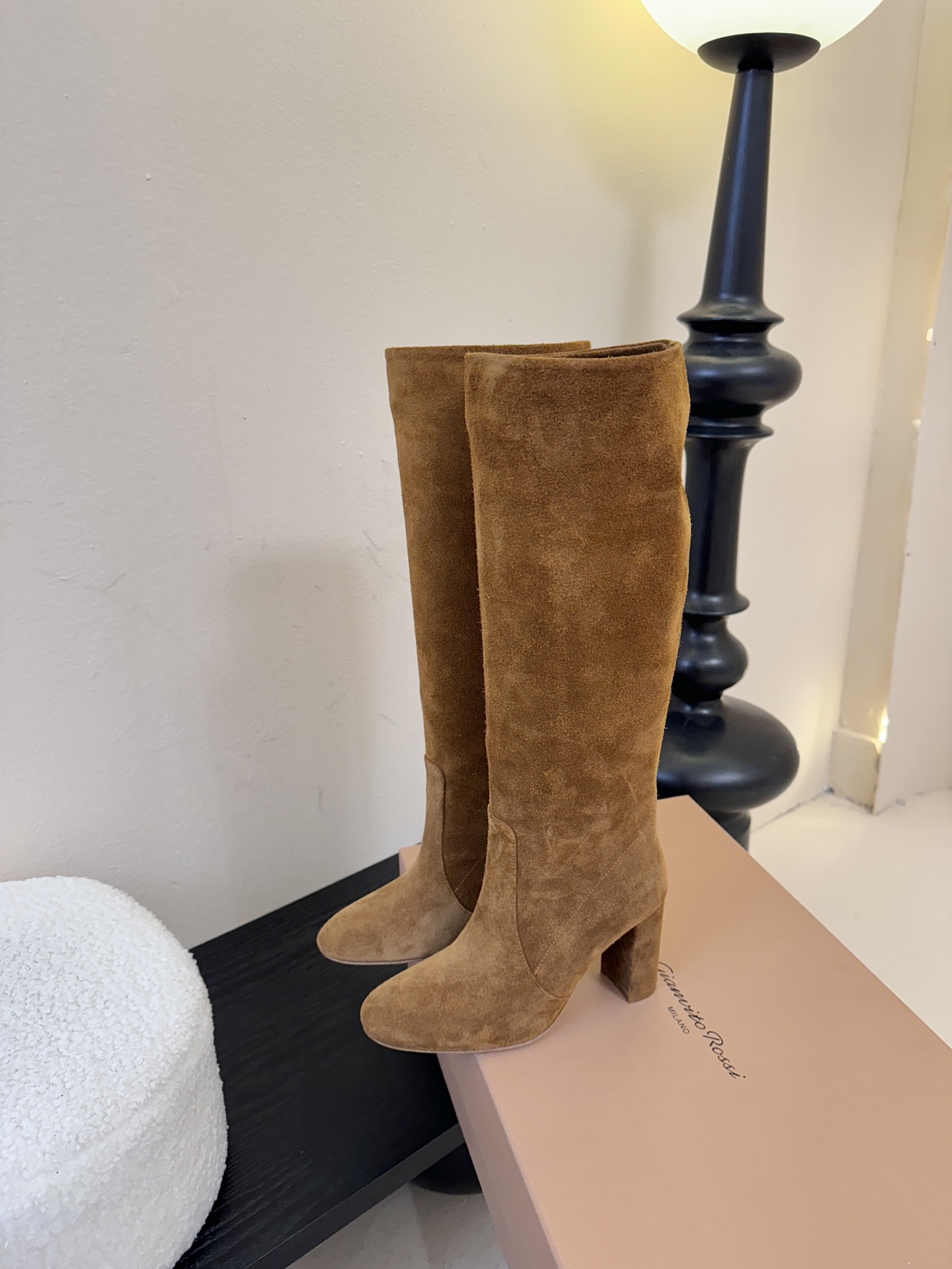 Gianvito Ross*复古麂皮低粗跟堆堆靴采用绒面革材质，质感细腻，呈现出高级的哑光效果，且不同颜