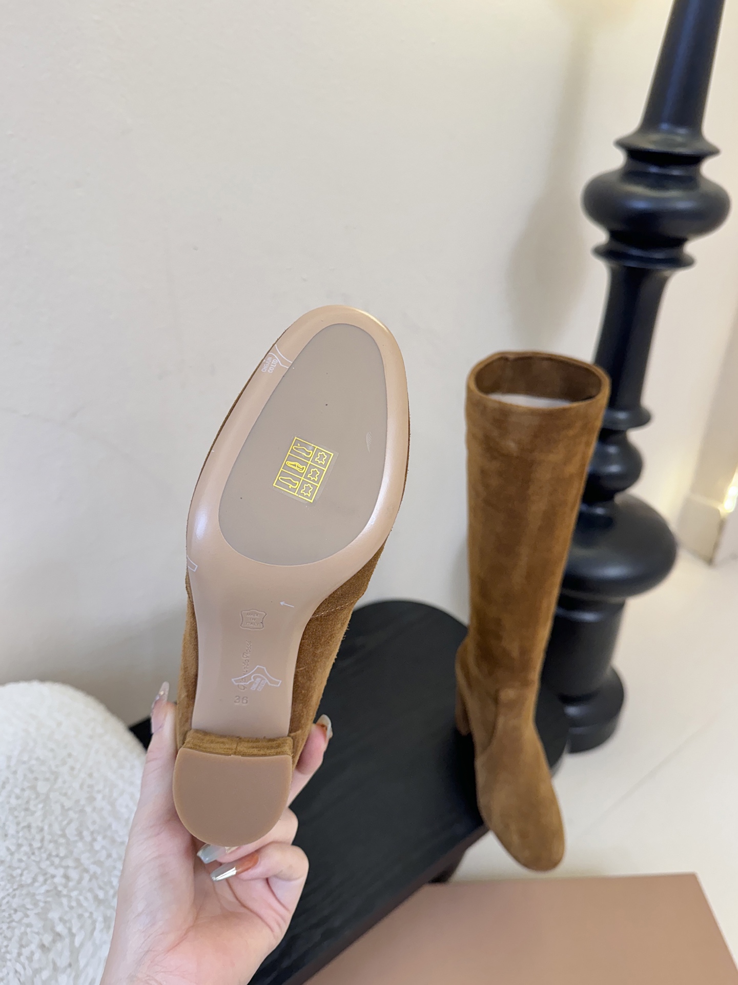 Gianvito Ross*复古麂皮低粗跟堆堆靴采用绒面革材质，质感细腻，呈现出高级的哑光效果，且不同颜