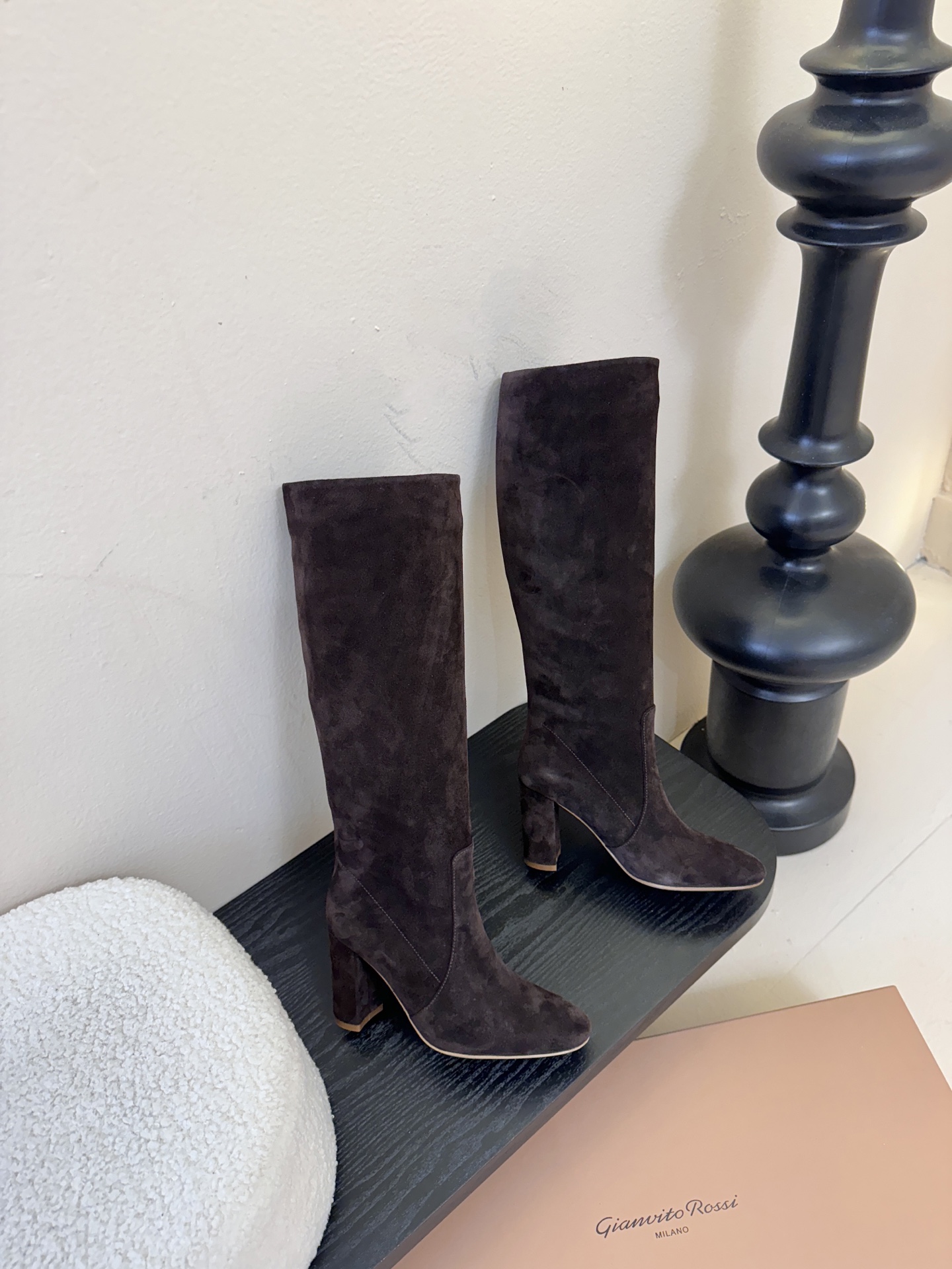 Gianvito Ross*复古麂皮低粗跟堆堆靴采用绒面革材质，质感细腻，呈现出高级的哑光效果，且不同颜