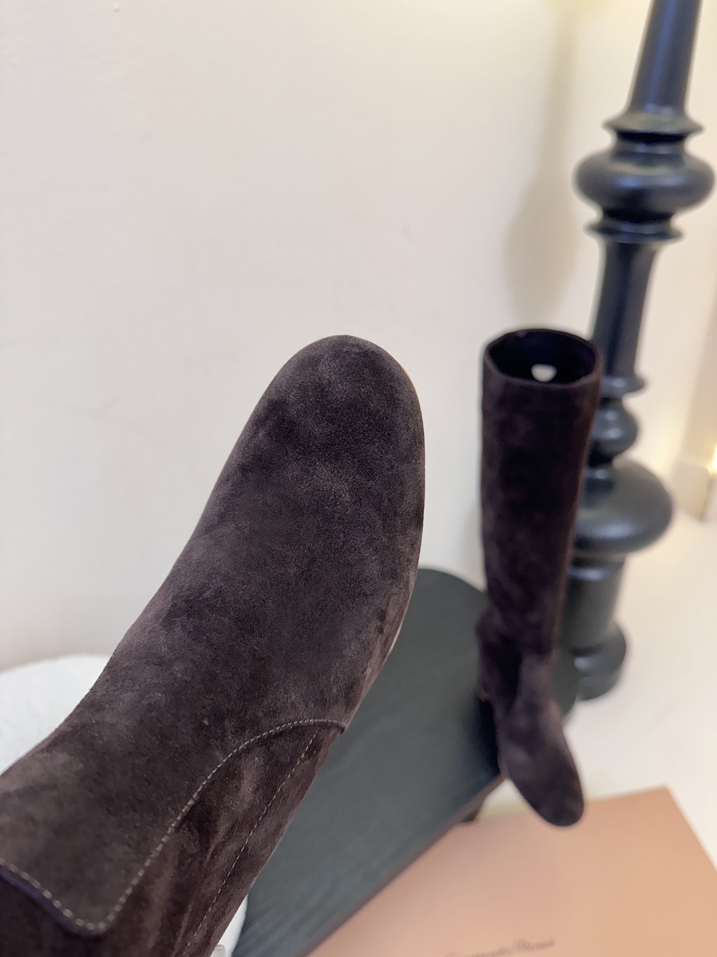 Gianvito Ross*复古麂皮低粗跟堆堆靴采用绒面革材质，质感细腻，呈现出高级的哑光效果，且不同颜