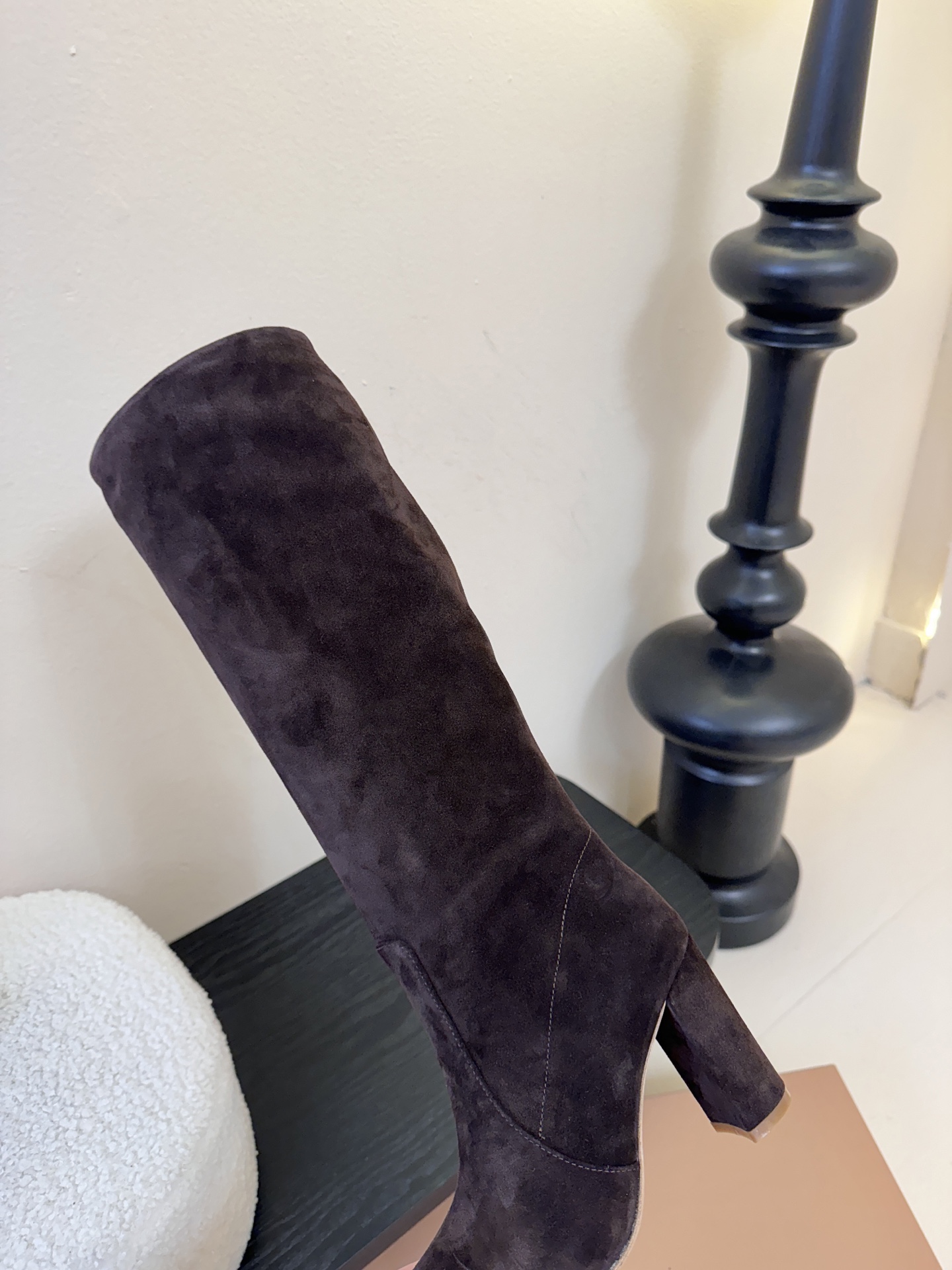 Gianvito Ross*复古麂皮低粗跟堆堆靴采用绒面革材质，质感细腻，呈现出高级的哑光效果，且不同颜