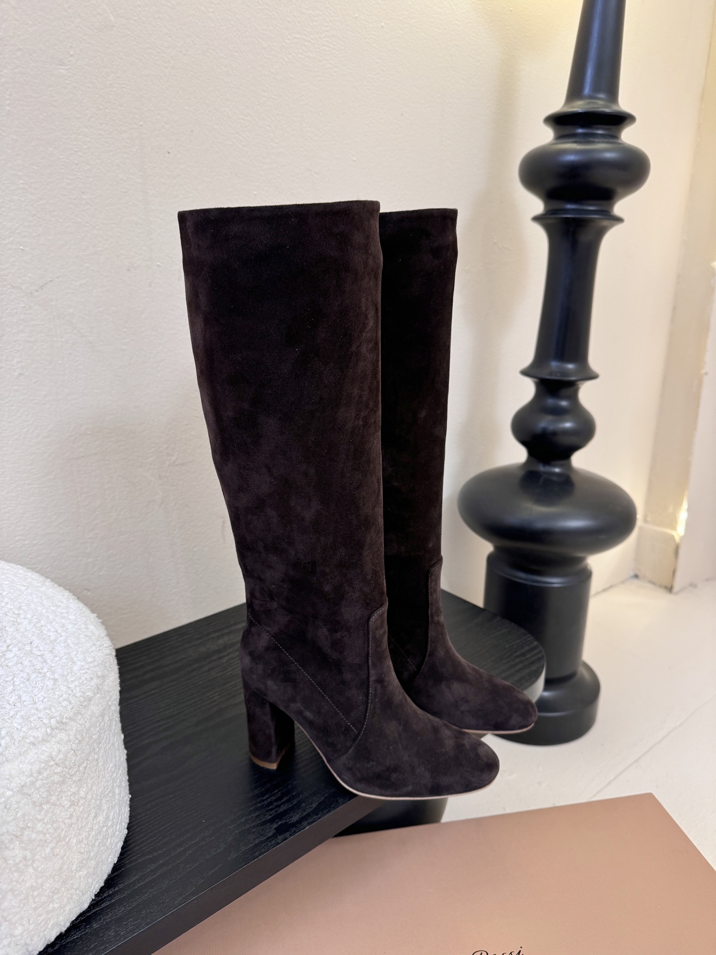 Gianvito Ross*复古麂皮低粗跟堆堆靴采用绒面革材质，质感细腻，呈现出高级的哑光效果，且不同颜