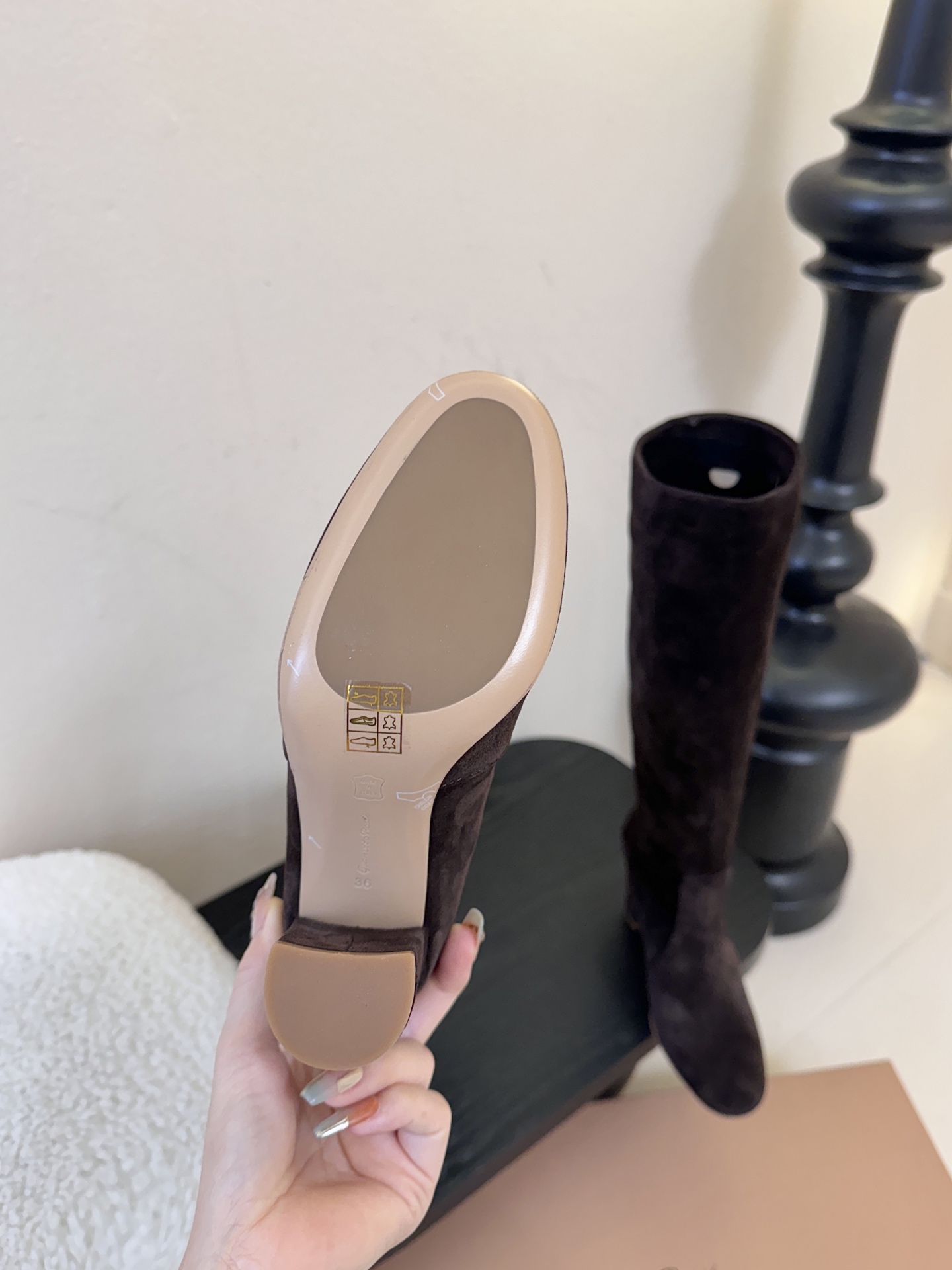 Gianvito Ross*复古麂皮低粗跟堆堆靴采用绒面革材质，质感细腻，呈现出高级的哑光效果，且不同颜