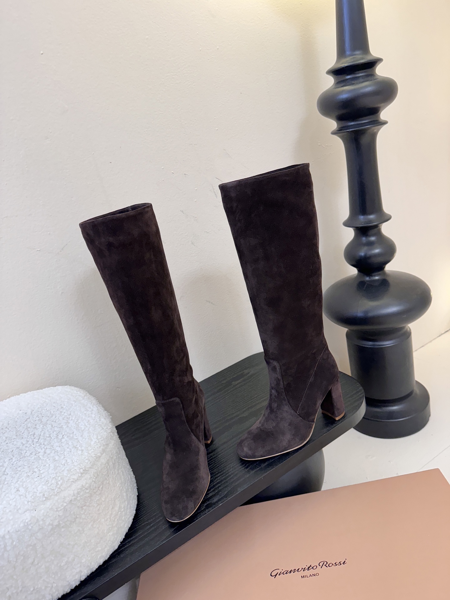 Gianvito Ross*复古麂皮低粗跟堆堆靴采用绒面革材质，质感细腻，呈现出高级的哑光效果，且不同颜