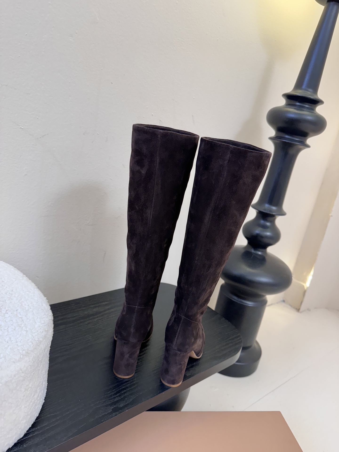 Gianvito Ross*复古麂皮低粗跟堆堆靴采用绒面革材质，质感细腻，呈现出高级的哑光效果，且不同颜