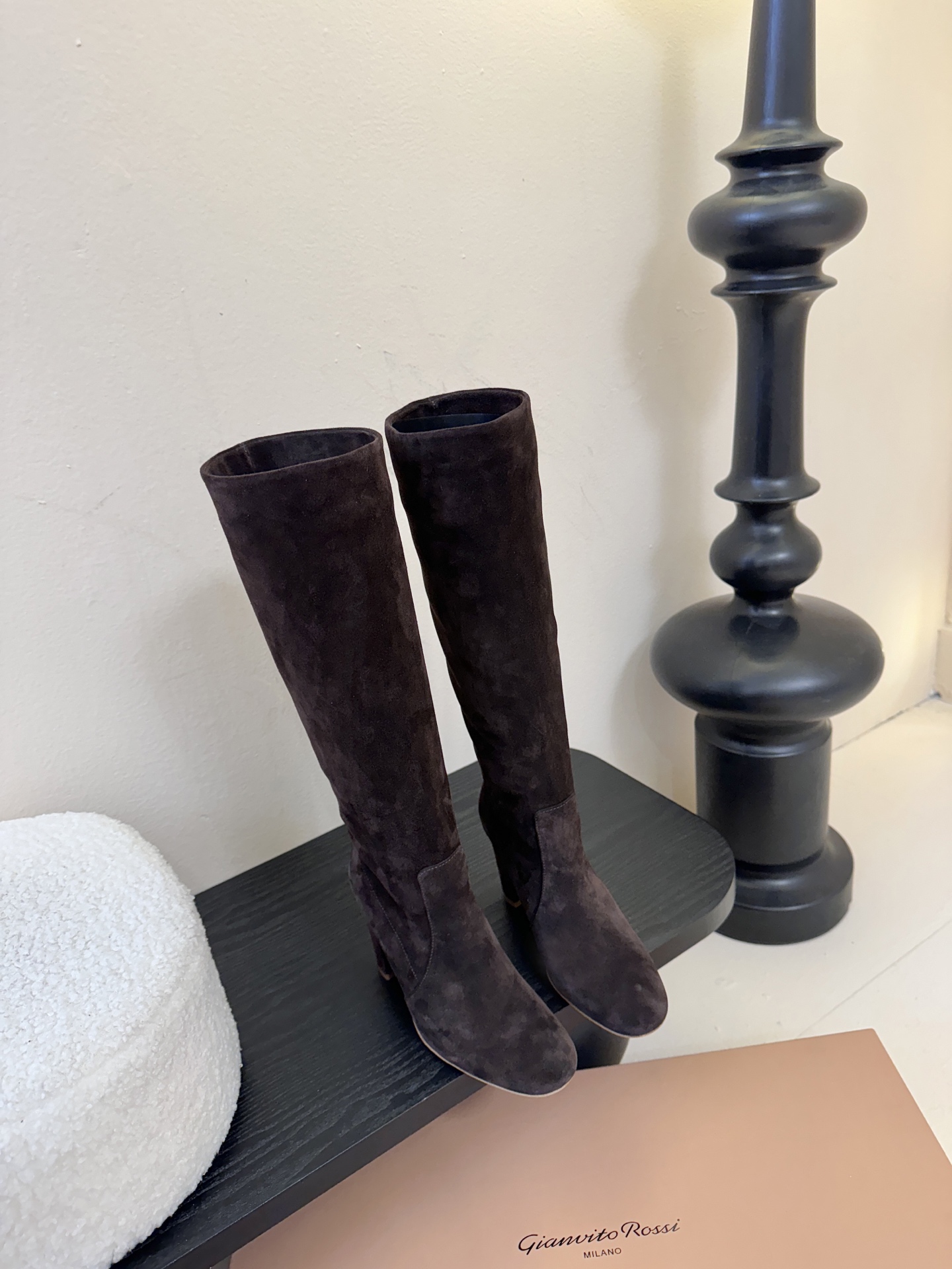 Gianvito Ross*复古麂皮低粗跟堆堆靴采用绒面革材质，质感细腻，呈现出高级的哑光效果，且不同颜