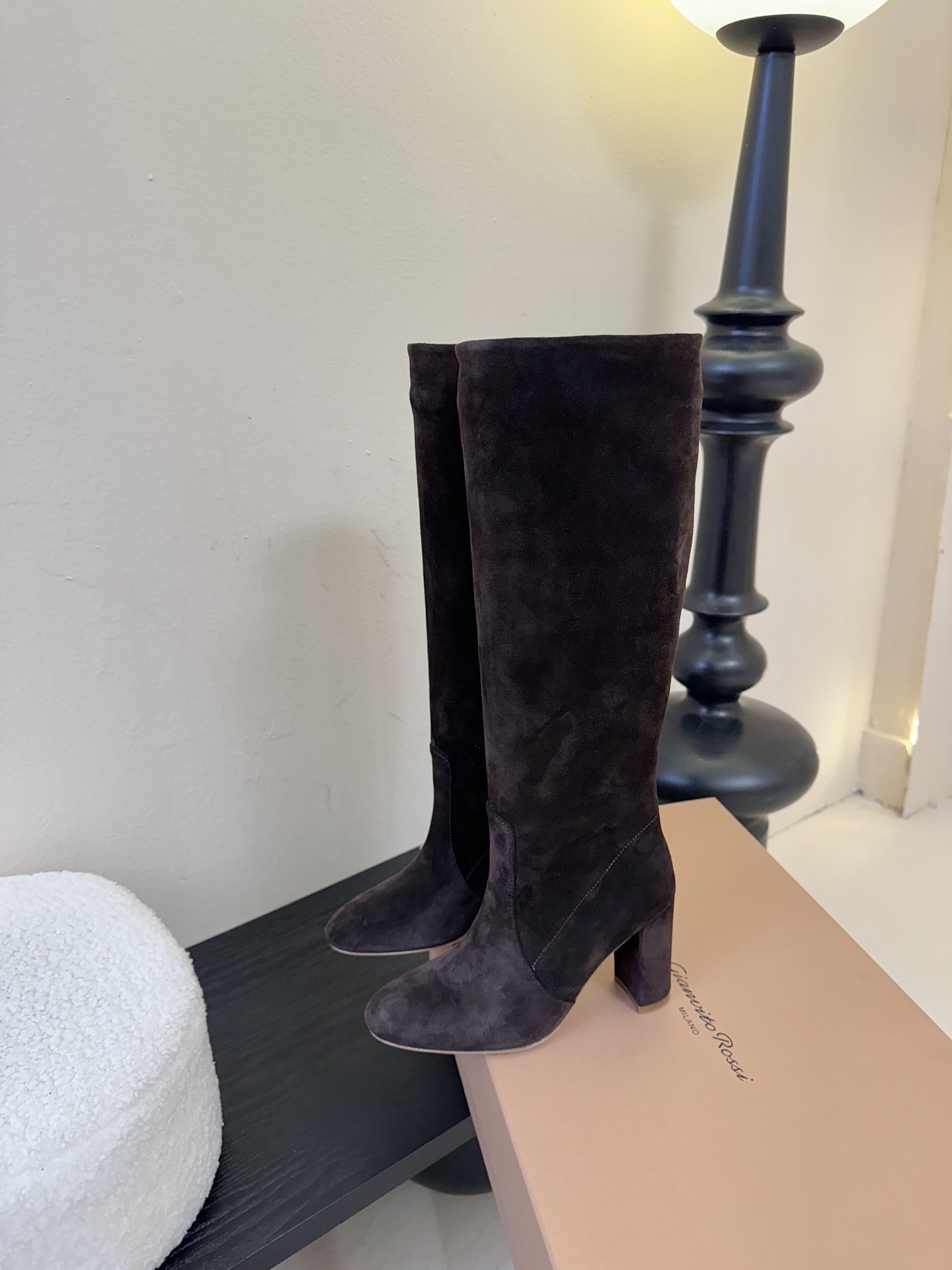 Gianvito Ross*复古麂皮低粗跟堆堆靴采用绒面革材质，质感细腻，呈现出高级的哑光效果，且不同颜