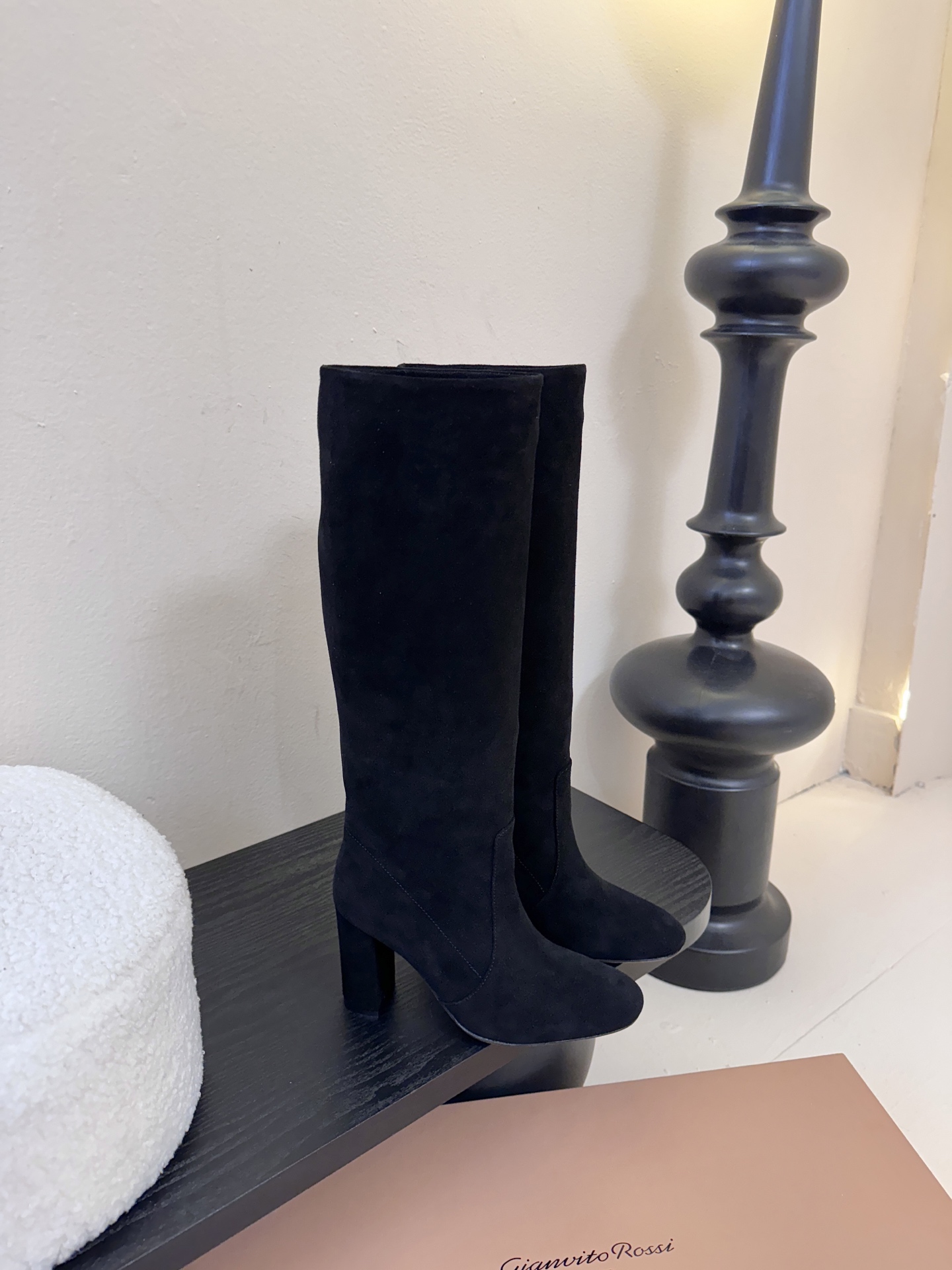 Gianvito Ross*复古麂皮低粗跟堆堆靴采用绒面革材质，质感细腻，呈现出高级的哑光效果，且不同颜