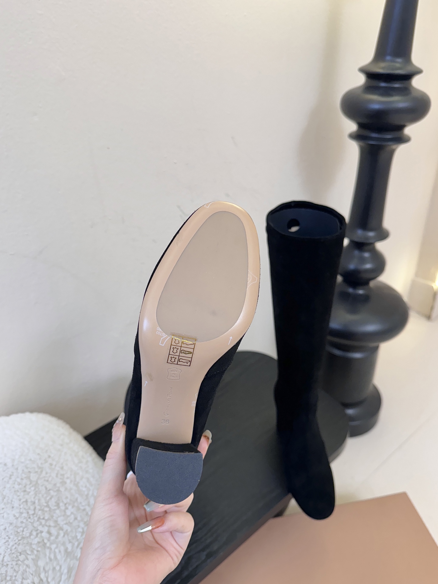 Gianvito Ross*复古麂皮低粗跟堆堆靴采用绒面革材质，质感细腻，呈现出高级的哑光效果，且不同颜