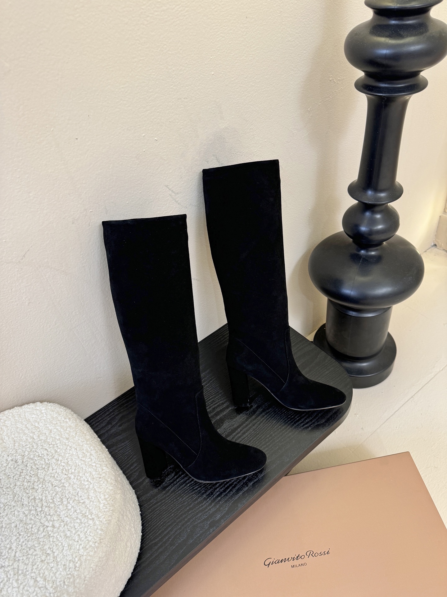 Gianvito Ross*复古麂皮低粗跟堆堆靴采用绒面革材质，质感细腻，呈现出高级的哑光效果，且不同颜