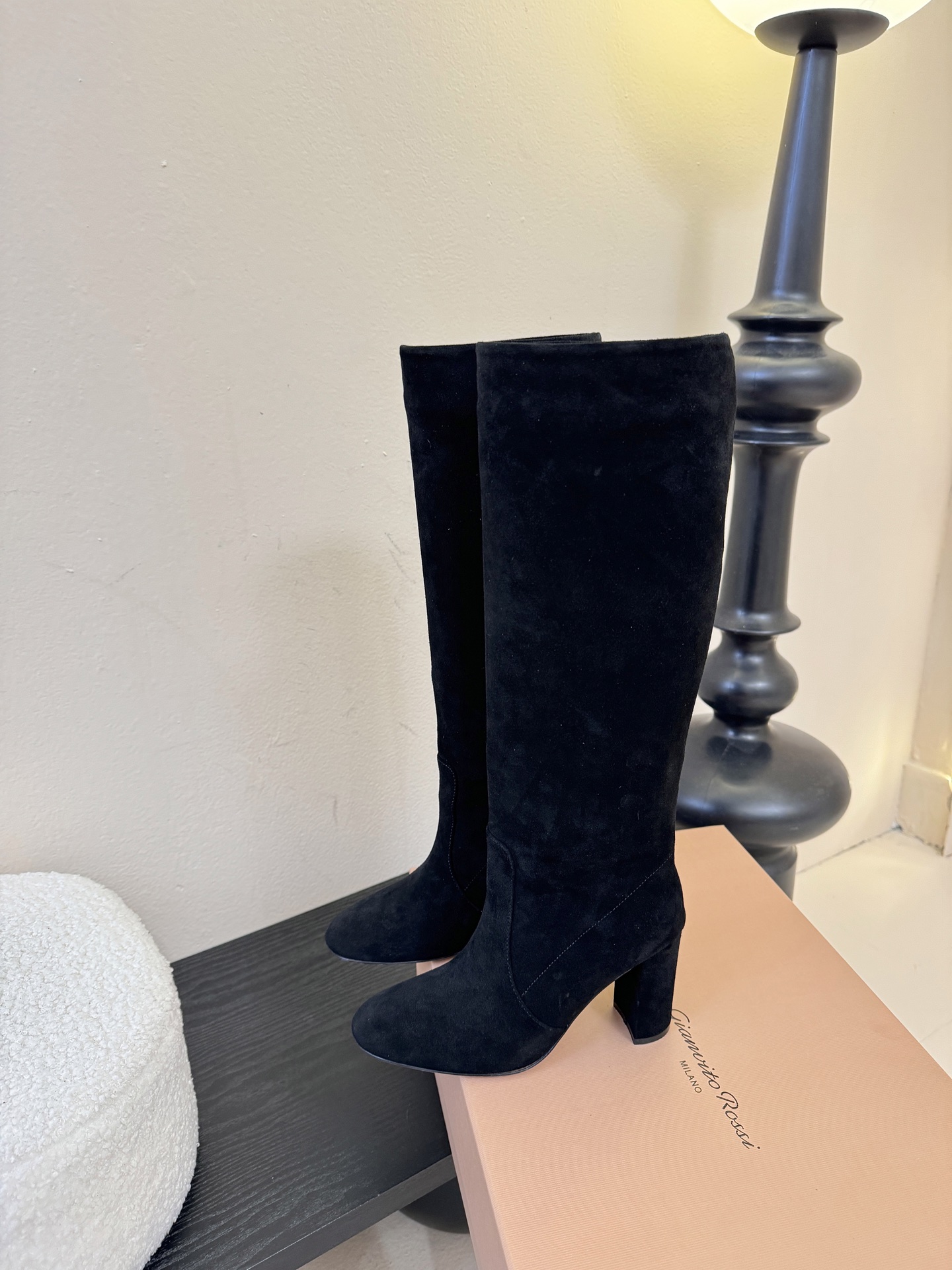 Gianvito Ross*复古麂皮低粗跟堆堆靴采用绒面革材质，质感细腻，呈现出高级的哑光效果，且不同颜