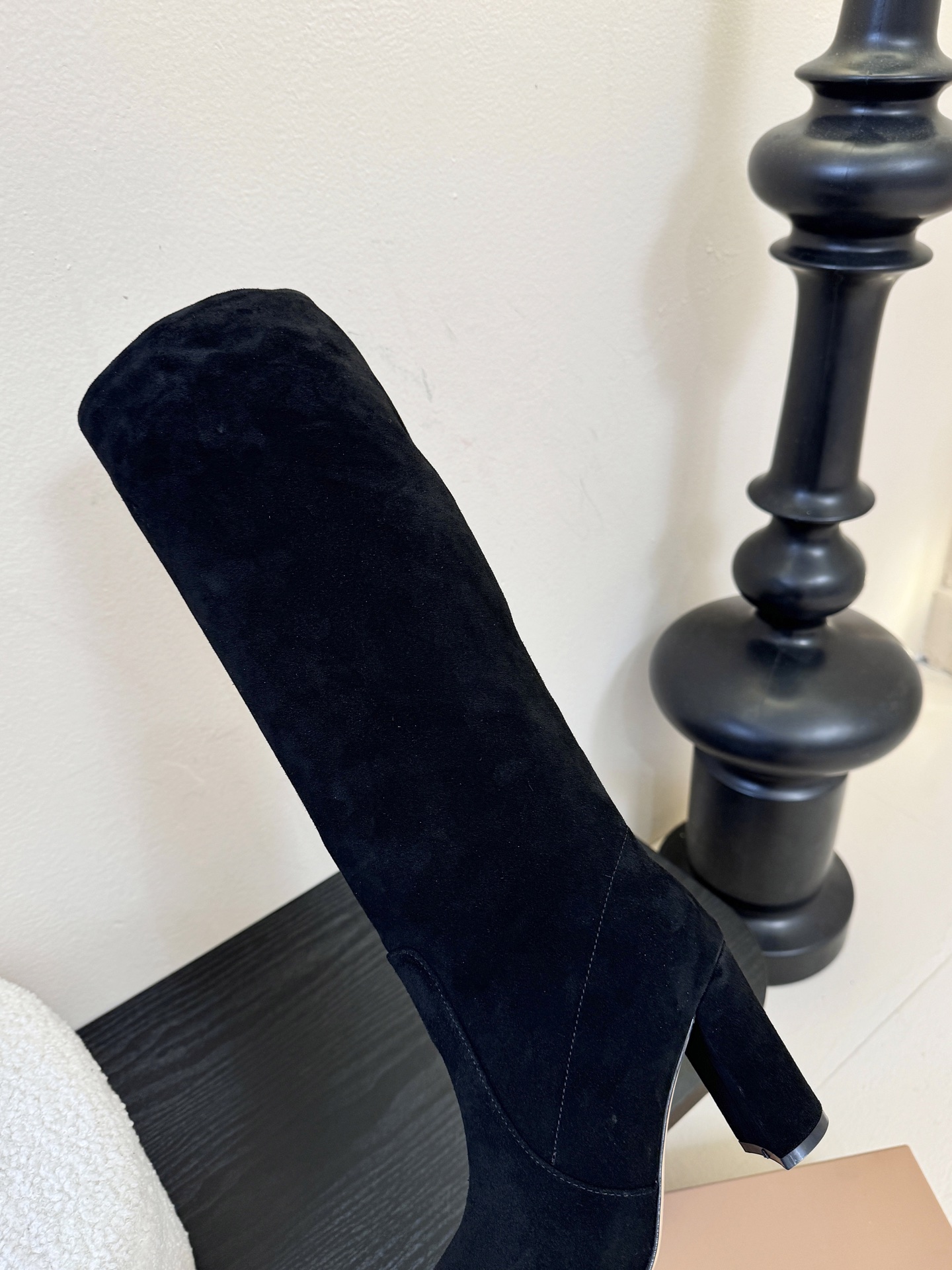 Gianvito Ross*复古麂皮低粗跟堆堆靴采用绒面革材质，质感细腻，呈现出高级的哑光效果，且不同颜