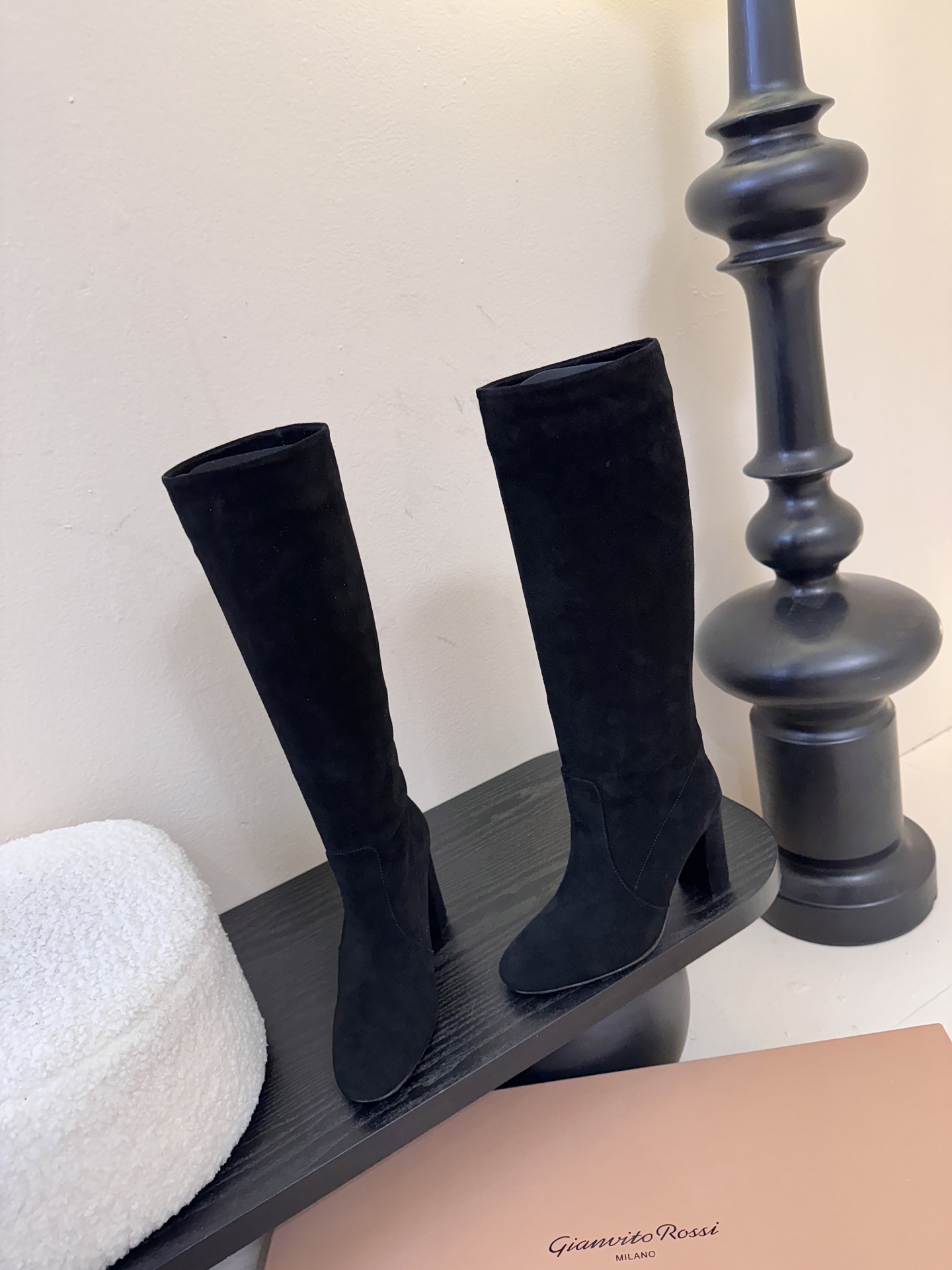 Gianvito Ross*复古麂皮低粗跟堆堆靴采用绒面革材质，质感细腻，呈现出高级的哑光效果，且不同颜