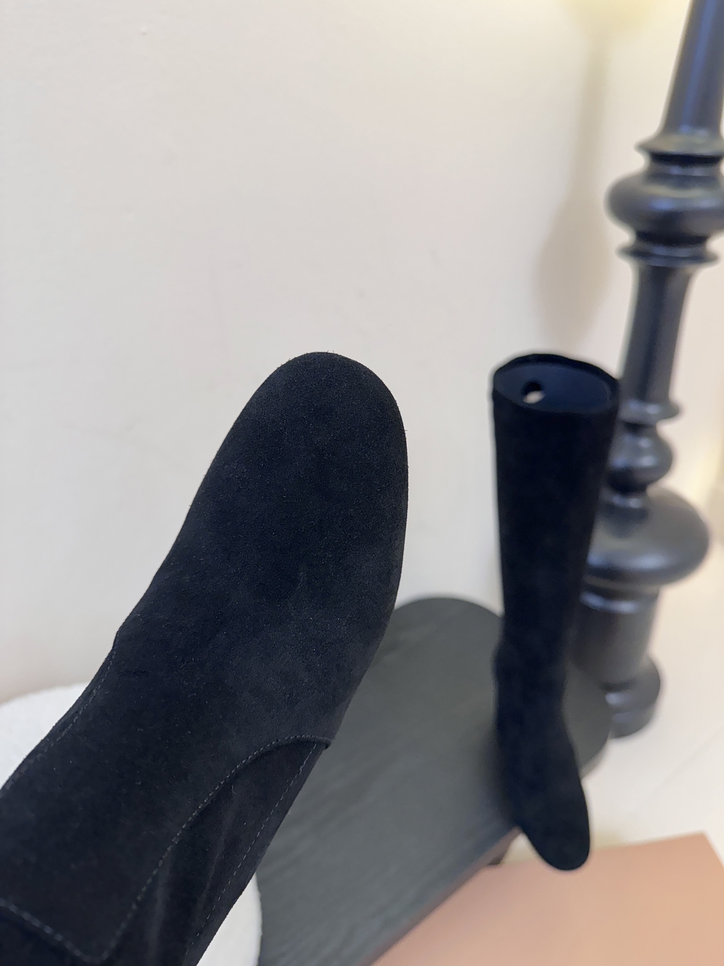 Gianvito Ross*复古麂皮低粗跟堆堆靴采用绒面革材质，质感细腻，呈现出高级的哑光效果，且不同颜