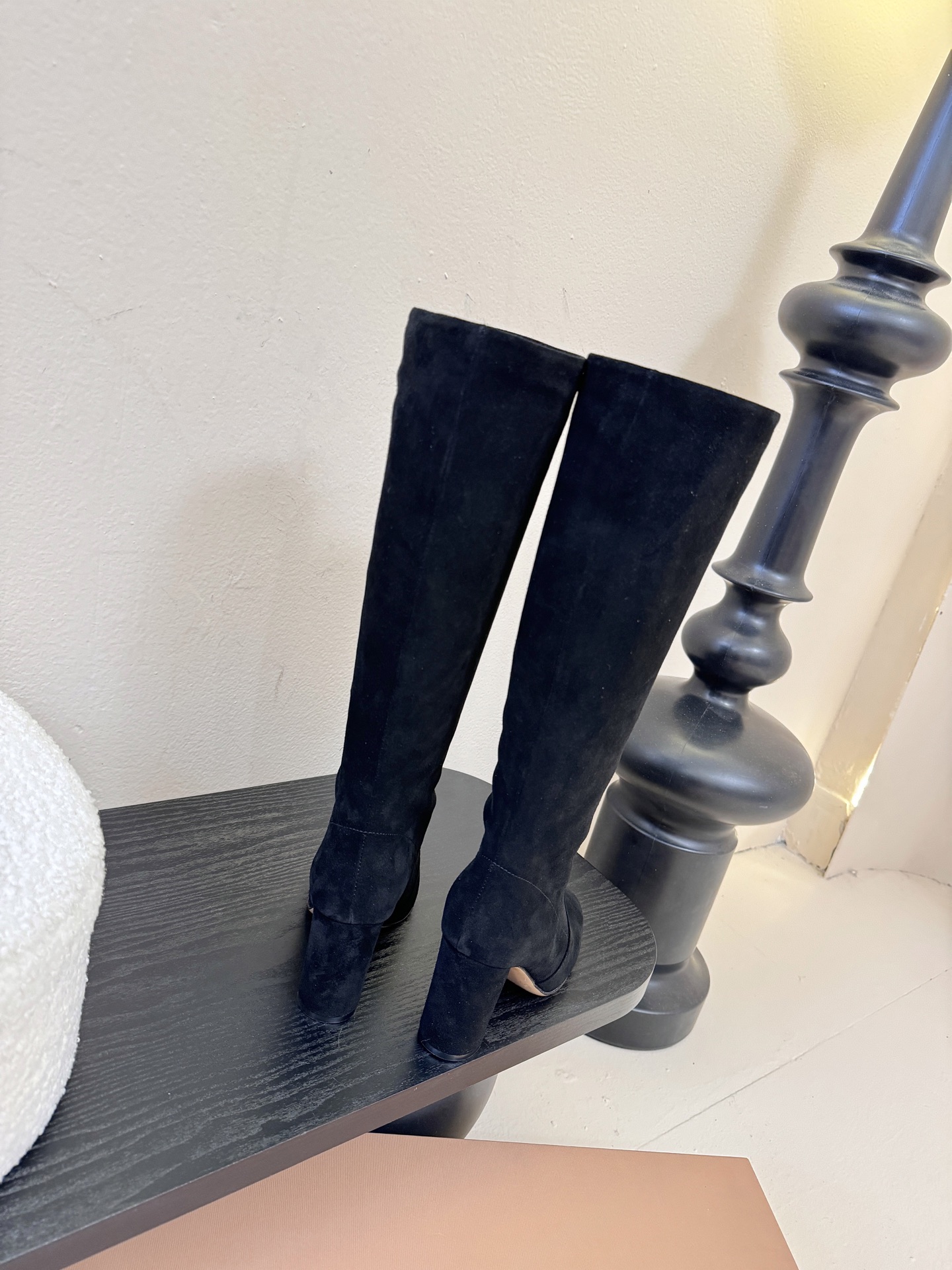 Gianvito Ross*复古麂皮低粗跟堆堆靴采用绒面革材质，质感细腻，呈现出高级的哑光效果，且不同颜