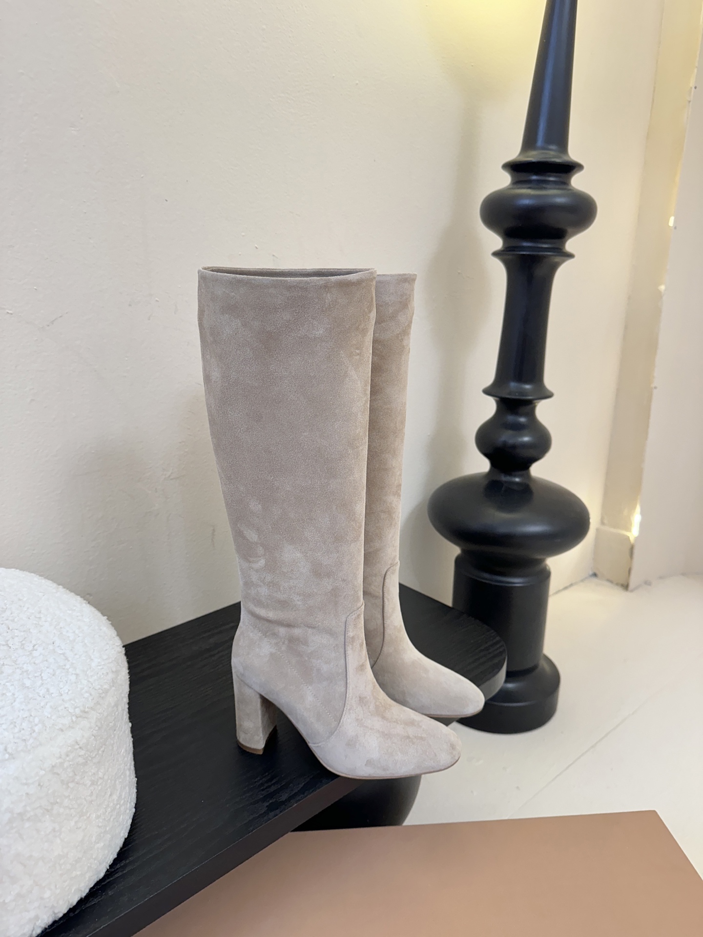 Gianvito Ross*复古麂皮低粗跟堆堆靴采用绒面革材质，质感细腻，呈现出高级的哑光效果，且不同颜